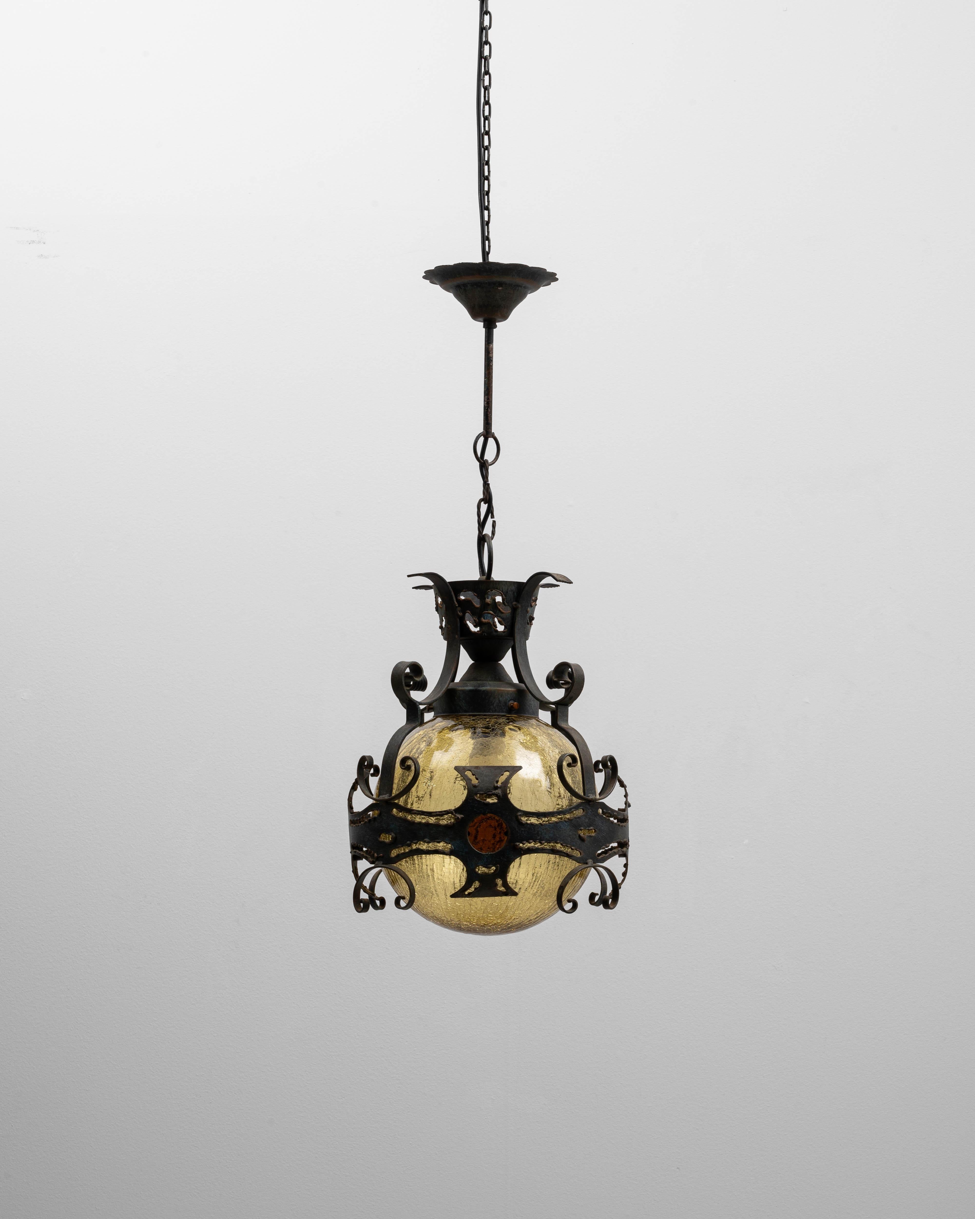 Lampada a sospensione in ferro martellato olandese brutalista del XX secolo In condizioni buone in vendita a High Point, NC