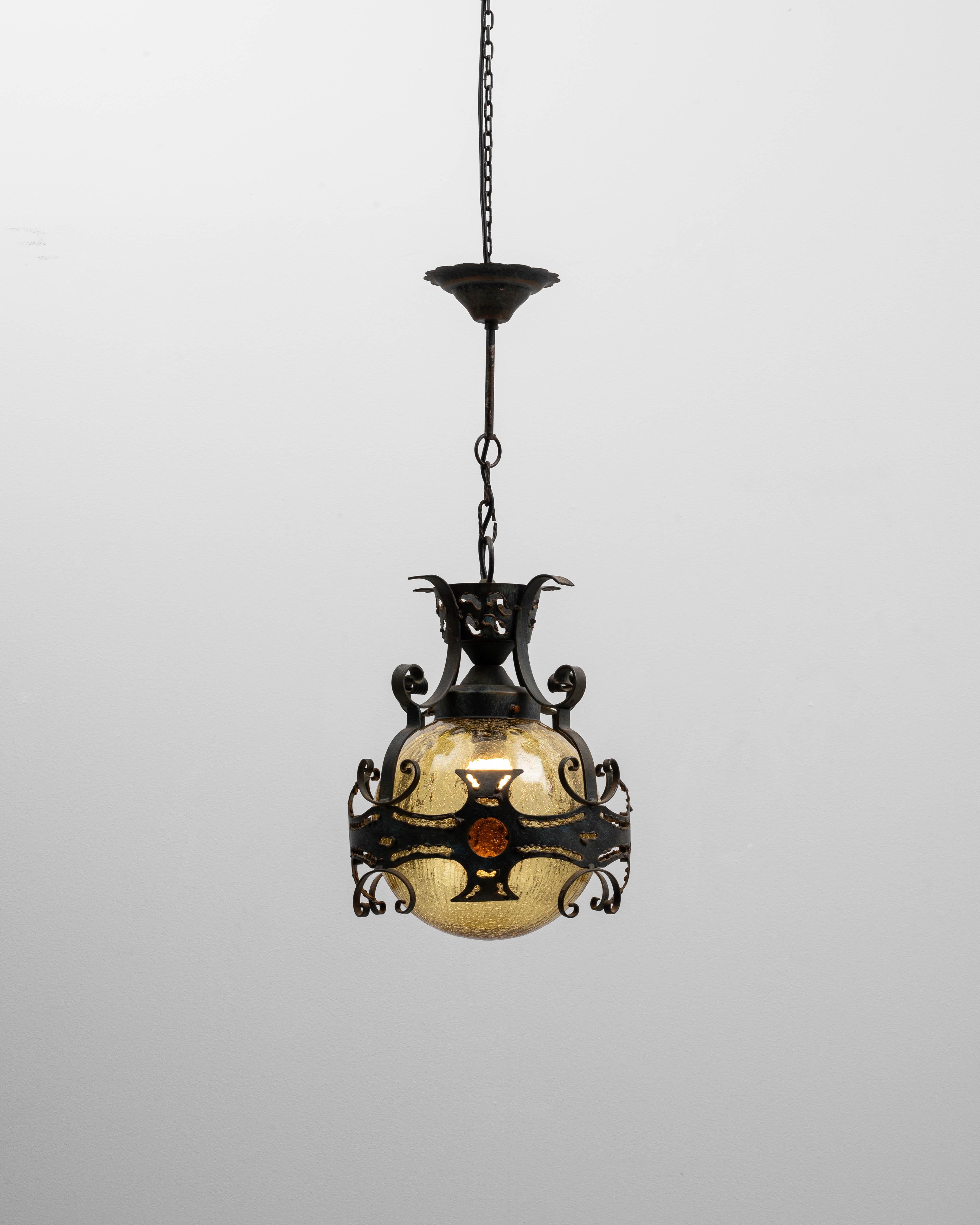 Vetro Lampada a sospensione in ferro martellato olandese brutalista del XX secolo in vendita