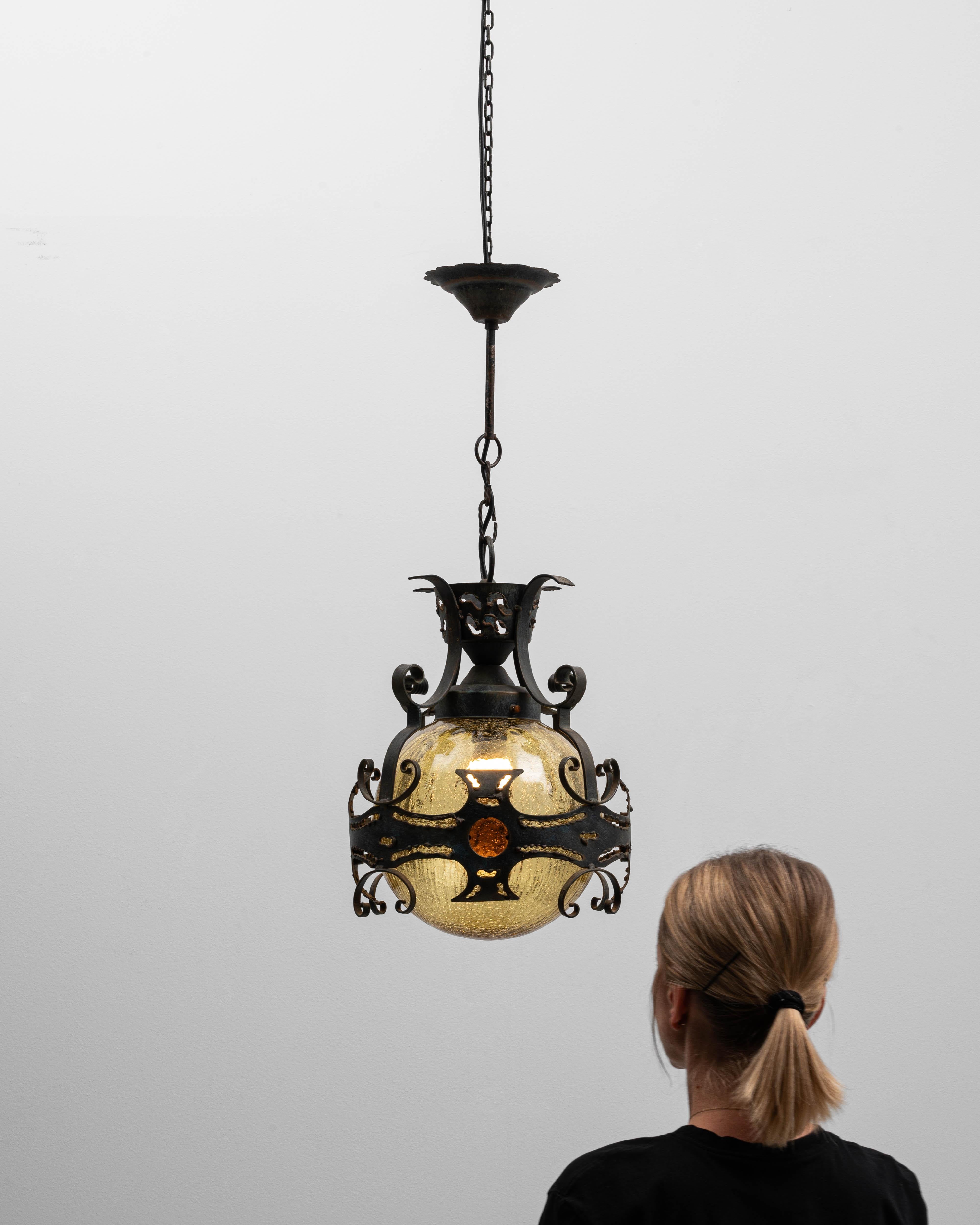 Lampada a sospensione in ferro martellato olandese brutalista del XX secolo in vendita 1