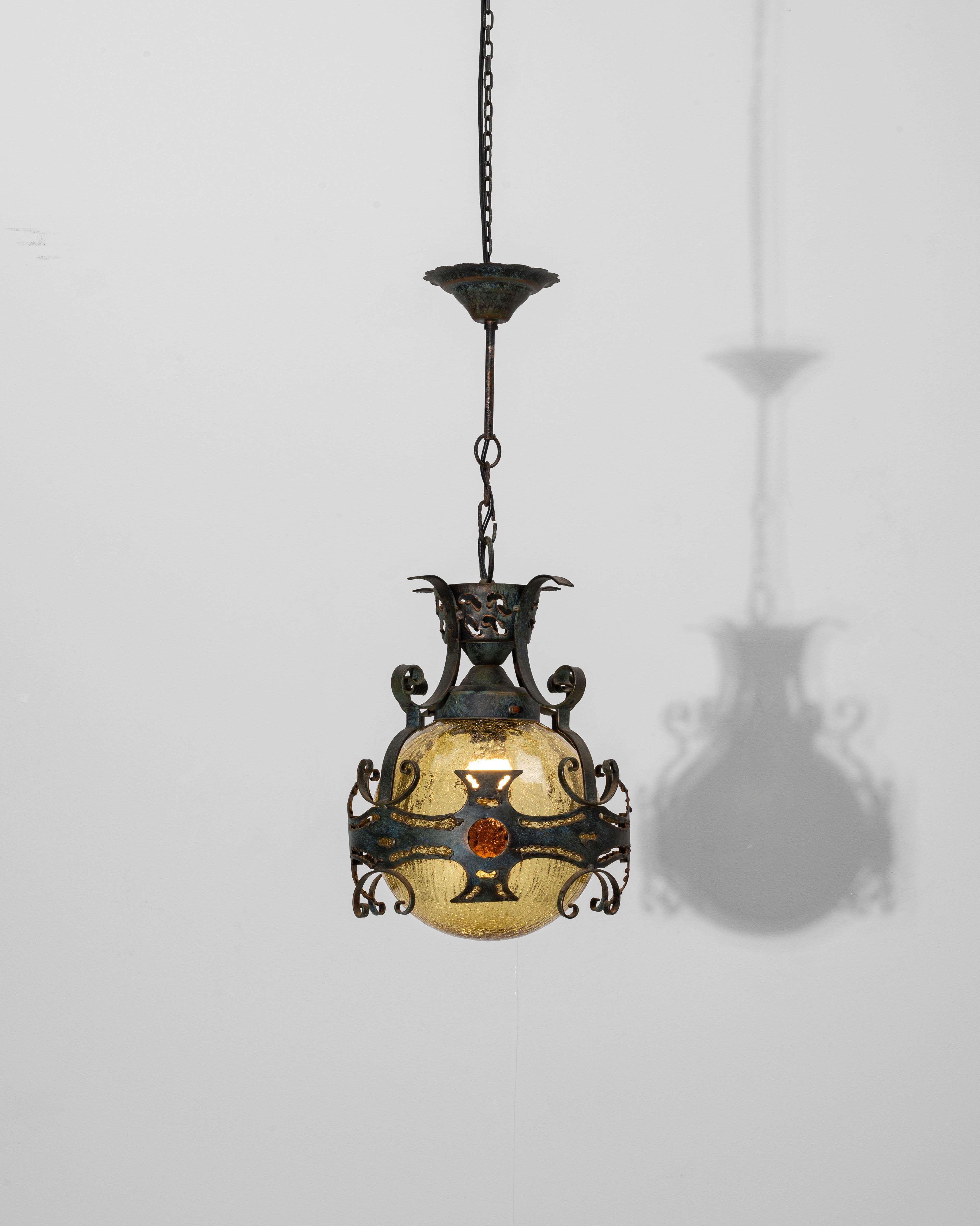 Lampada a sospensione in ferro martellato olandese brutalista del XX secolo in vendita 2