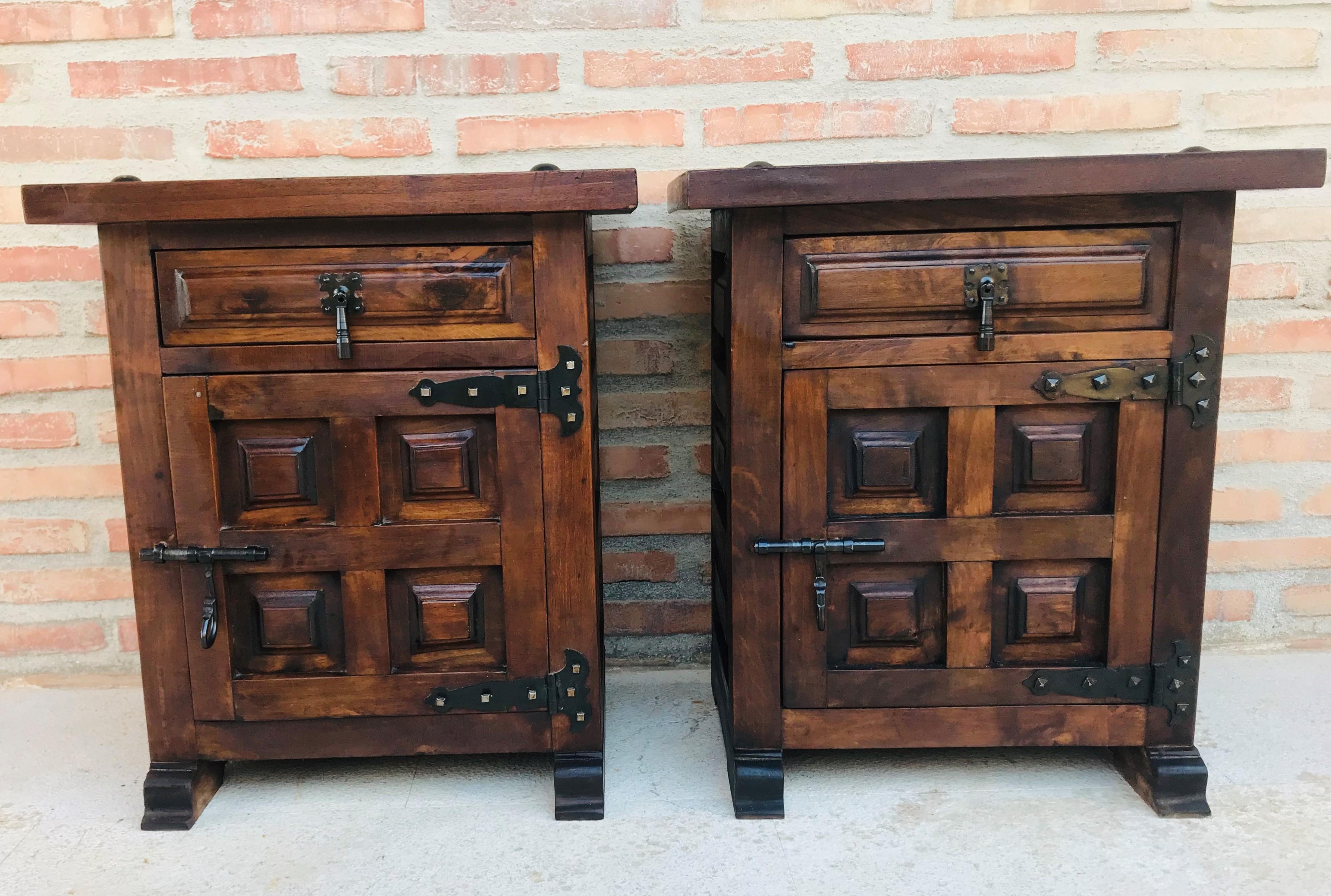 20th century pair of Spanish nightstands with carved drawer, one door and iron hardware.
Beautiful tables that you can use like a nightstands or side tables, end tables... or table lamp.