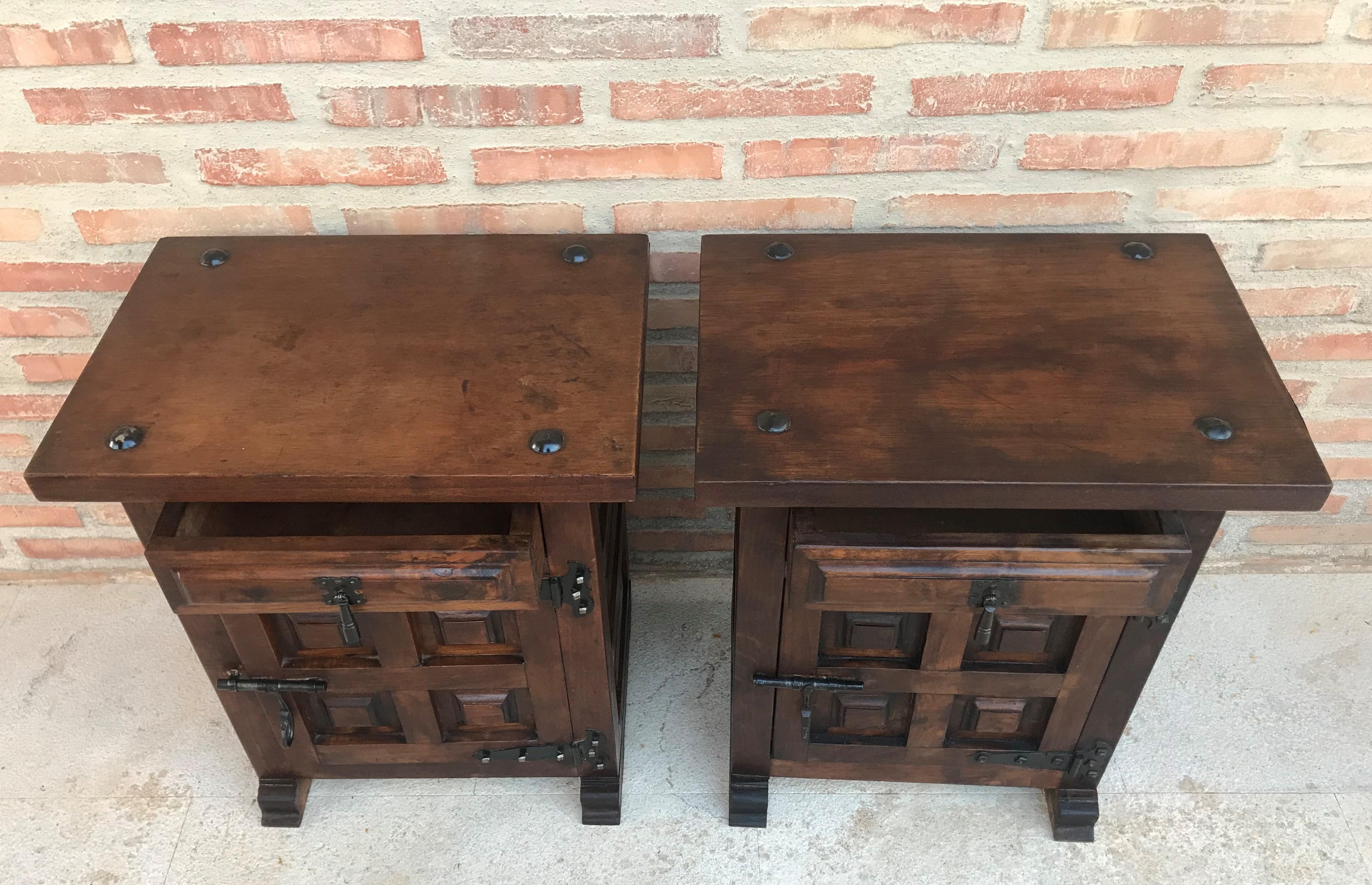 20th Century Brutalist Pair of Spanish Nightstands with Carved Drawer and Door In Good Condition In Miami, FL
