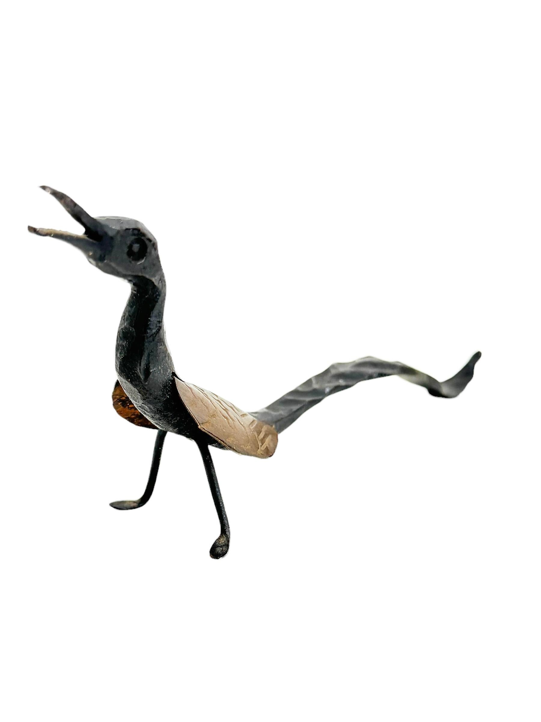 Austriaco Figura in miniatura di pavone brutalista del XX secolo 1950 in ferro, Austria in vendita