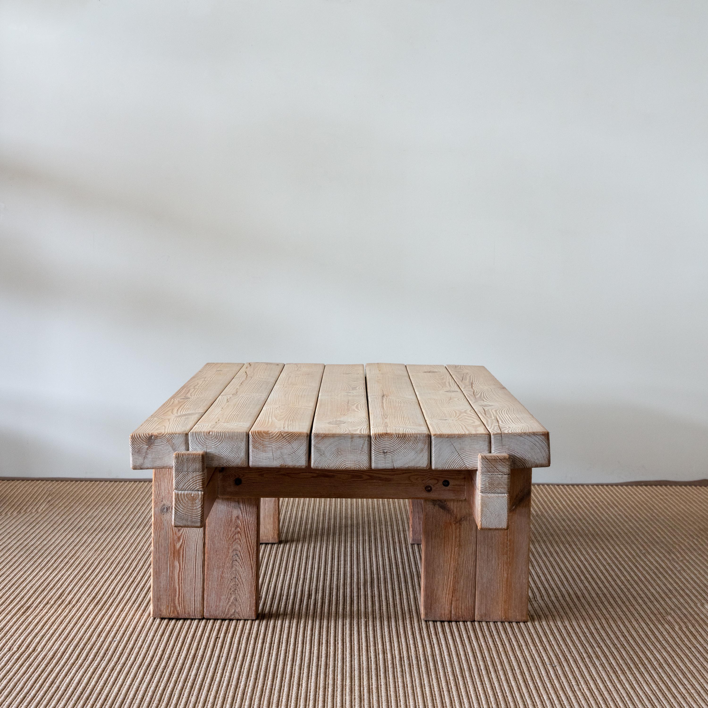  Magnifique table basse en pin massif de couleur claire avec grain et menuiserie apparents.