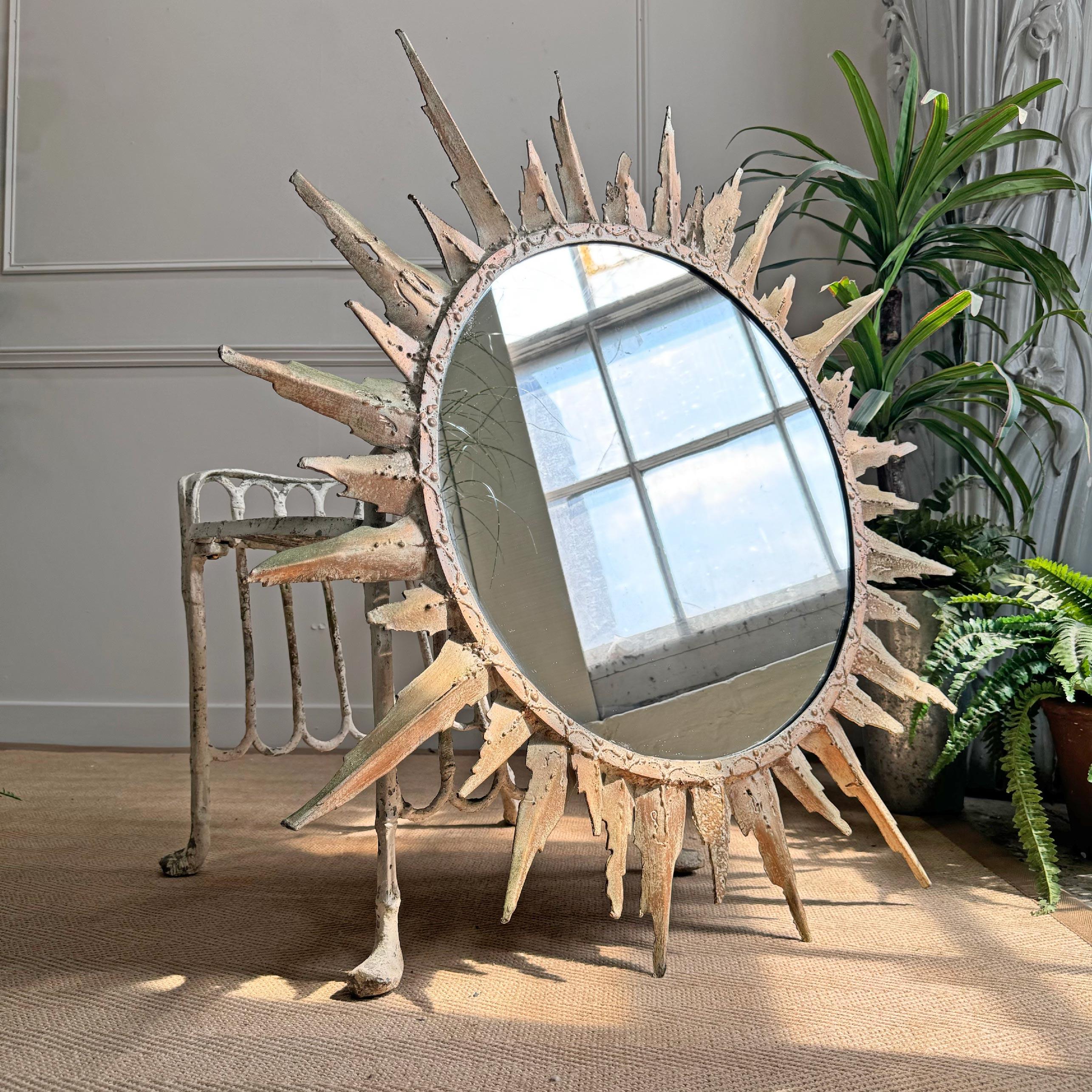 Ein handgefertigter französischer Metallspiegel des 20. Jahrhunderts mit Sonnenschliff im brutalistischen Stil, mit unglaublich großen Proportionen und geschweißten dekorativen Schnörkeln, fertiggestellt in Off-White/Gold.



107 cm
