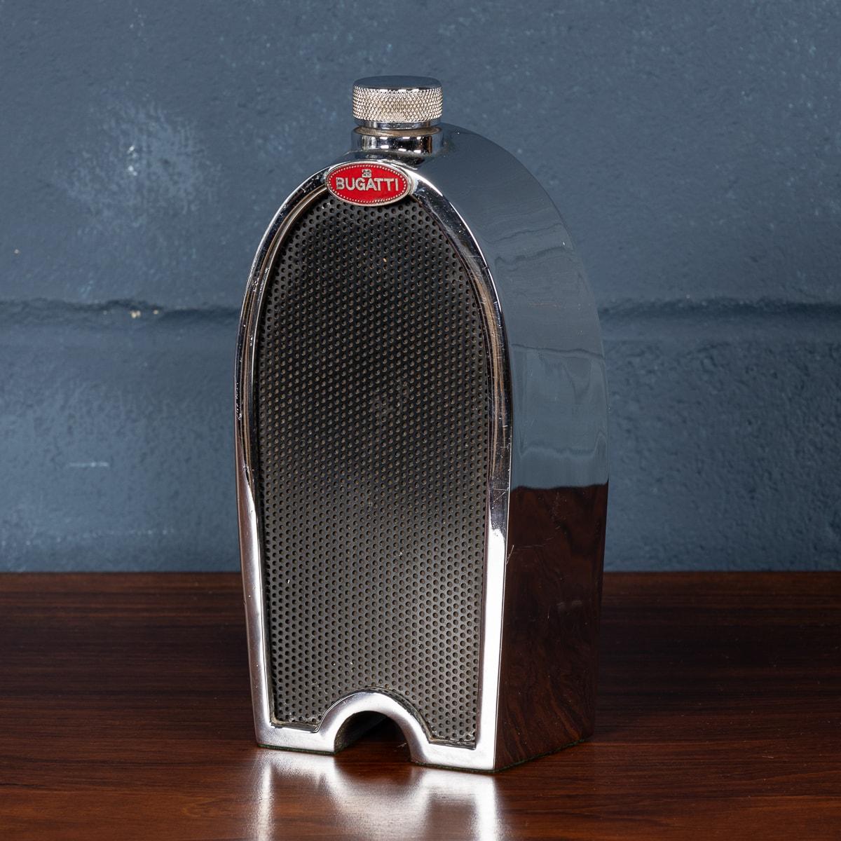 Jarra cromada de rejilla de radiador Bugatti del siglo XX, fabricada en Inglaterra en la década de 1970, con la insignia del radiador esmaltada en rojo. El decantador está equipado con una 