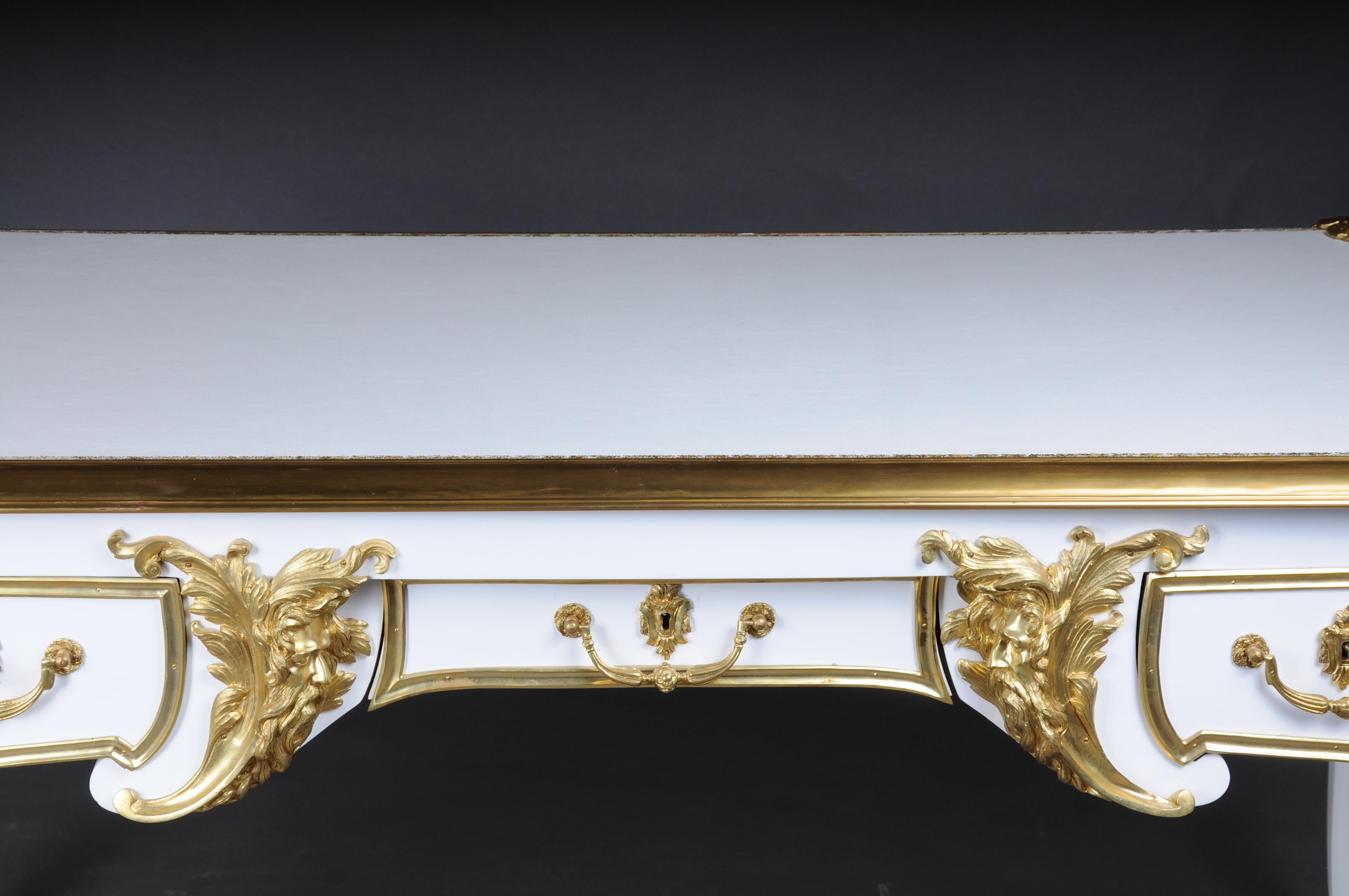 20. Jahrhundert Bureau Plat/Desk hochglänzend weiß mit Gold nach C. Boulle

Dieses Modell wurde von Charles Boulle, dem bedeutendsten Historiker Ludwigs XV. gebaut.
Klavierweiß Poliertes Furnier auf massiver Buche und Eiche. Äußerst fein ziselierte