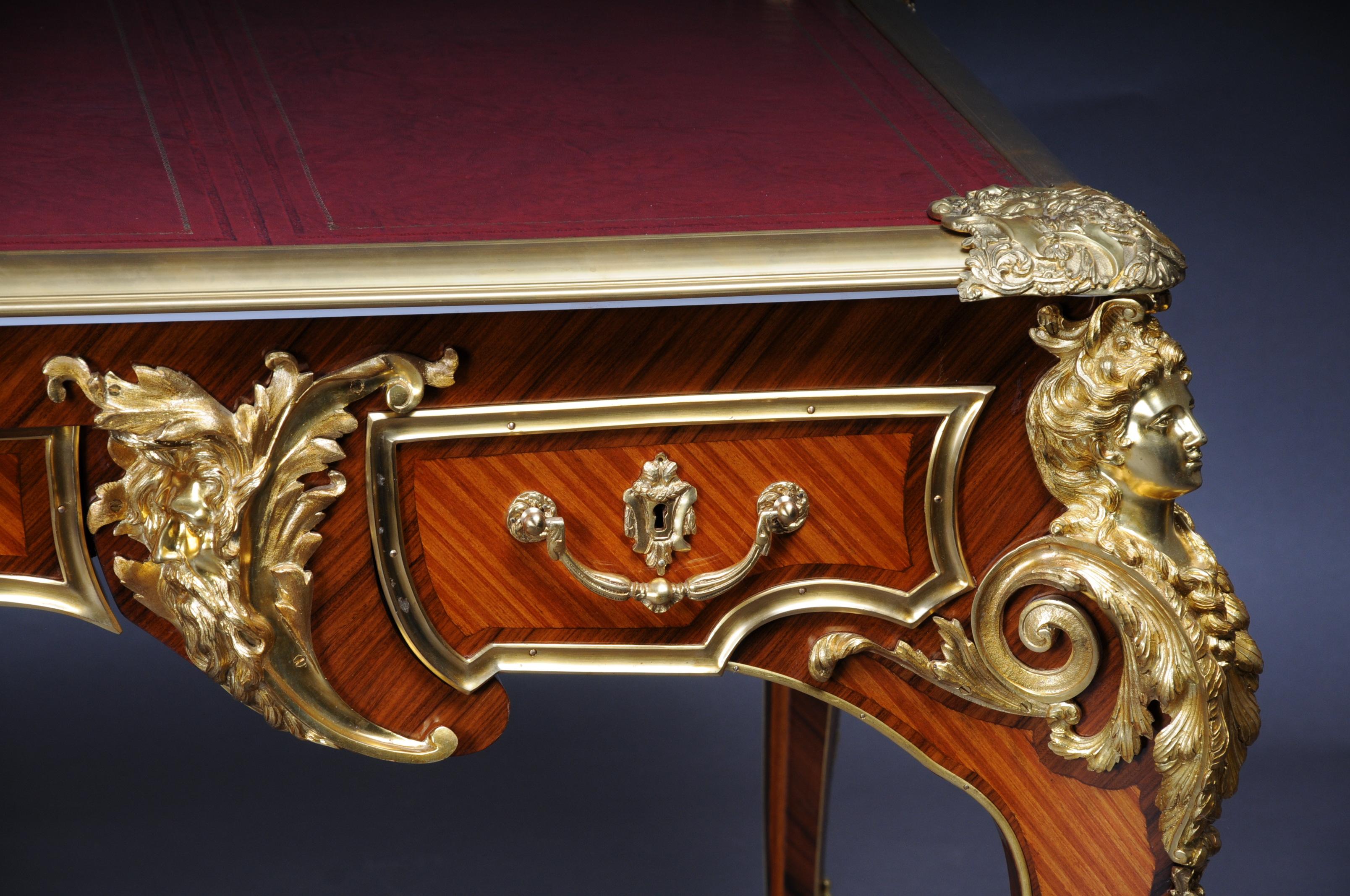 This model was built by Charles Boulle, the most important and historian of Louis XV.
 veneer on solid beech and oak. Extremely finely chiselled bronze. Slightly protruding, profiled tabletop and gold-embossed leather insert, flanked by a grotesque
