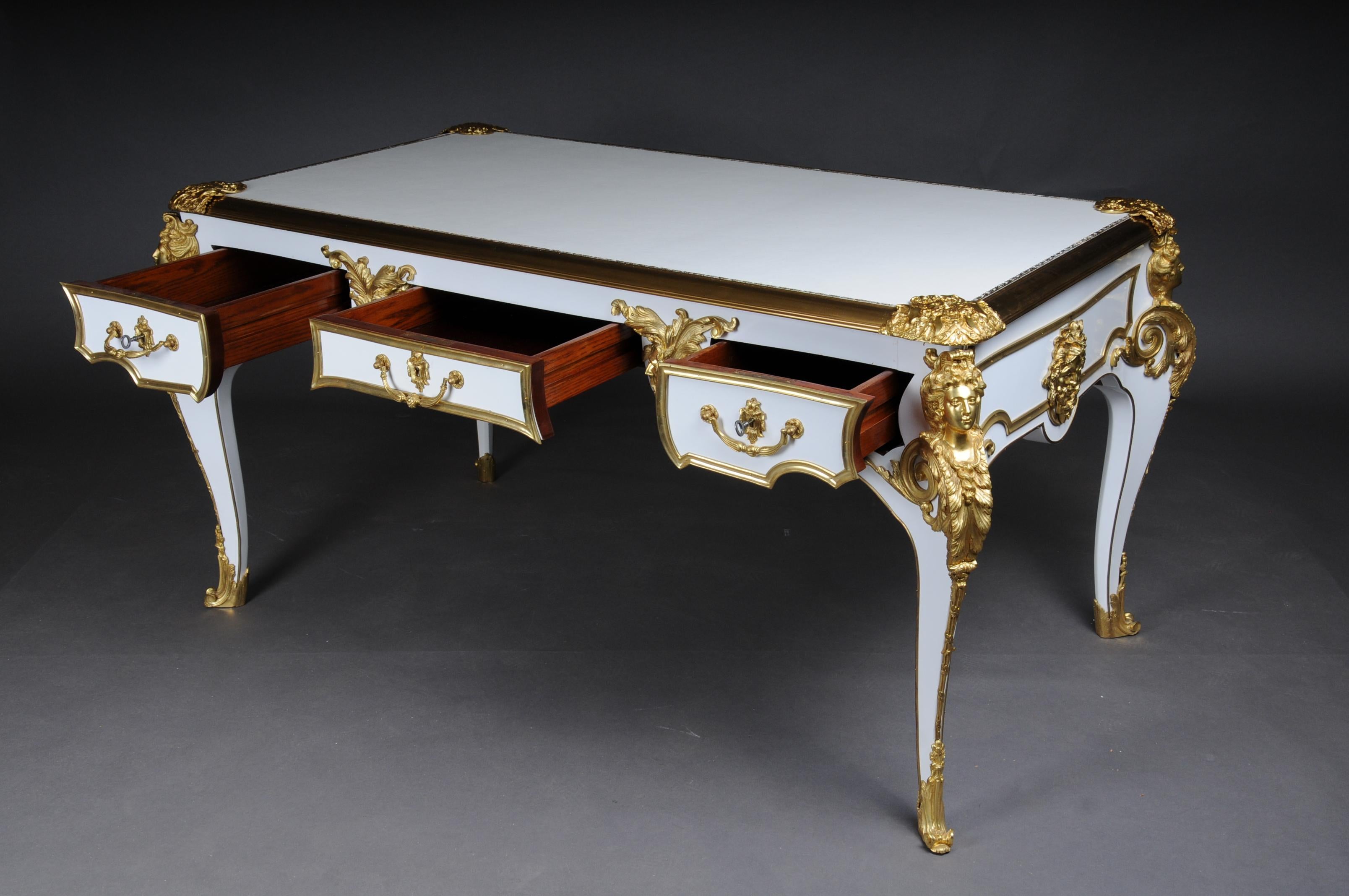 Cuir 20ème siècle Bureau Plat/Desk blanc brillant avec or d'après C.C. Boulle en vente