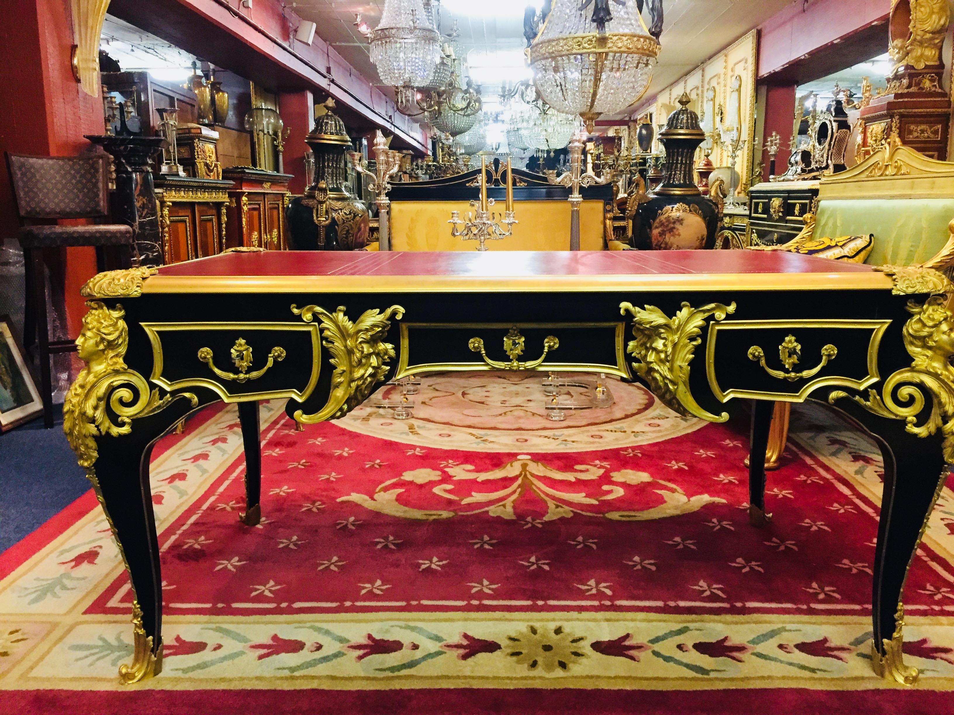 This model was built by Charles Boulle, the most important and historian of Louis XV. Piano black Polished veneer on solid beech and oak. Extremely finely chiselled bronze. Slightly protruding, profiled tabletop and gold-embossed leather insert,