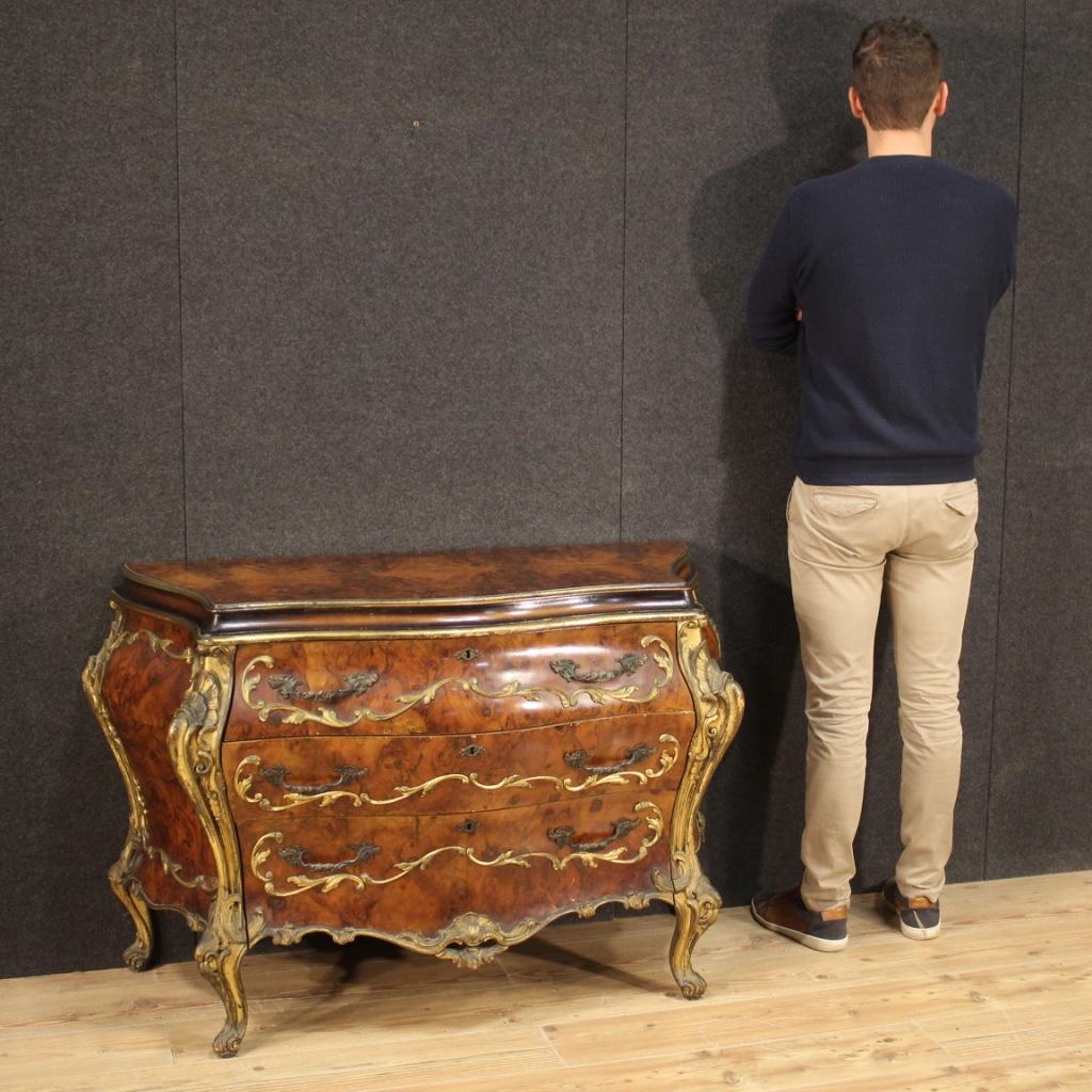 Venetian chest of drawers from the mid-20th century. Moved and rounded furniture in burl, beech and fruitwood adorned with gilded and chiseled wood decorations (see picture). Dresser with three drawers of good capacity and wooden top in character