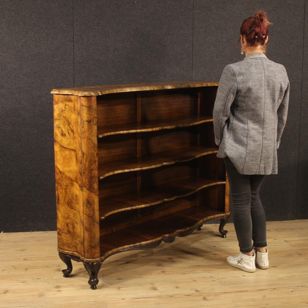 20th century Italian bookcase. Open cabinet carved in walnut, burl and beechwood of beautiful line and pleasant decor. Display cabinet complete with three fixed shelves (Measures: Shelf height from the bottom H 22.5 cm, H 22.5 cm, H 22 cm, H 23.5