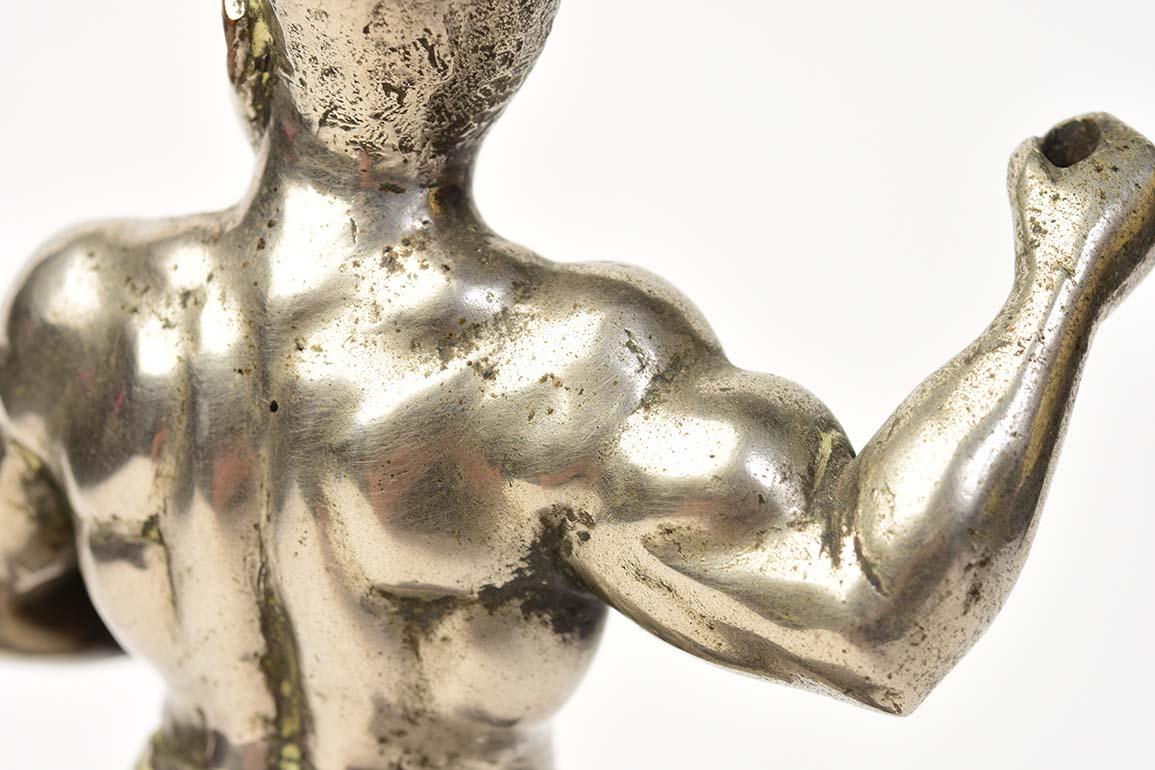 Burmesische Vintage-Bronzefigur eines Bodybuilders aus dem 20. Jahrhundert im Angebot 5