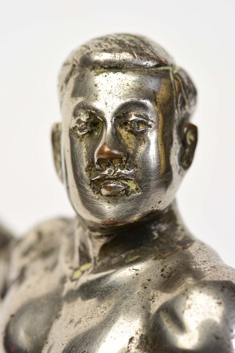 Burmesische Vintage-Bronzefigur eines Bodybuilders aus dem 20. Jahrhundert (Handgeschnitzt) im Angebot