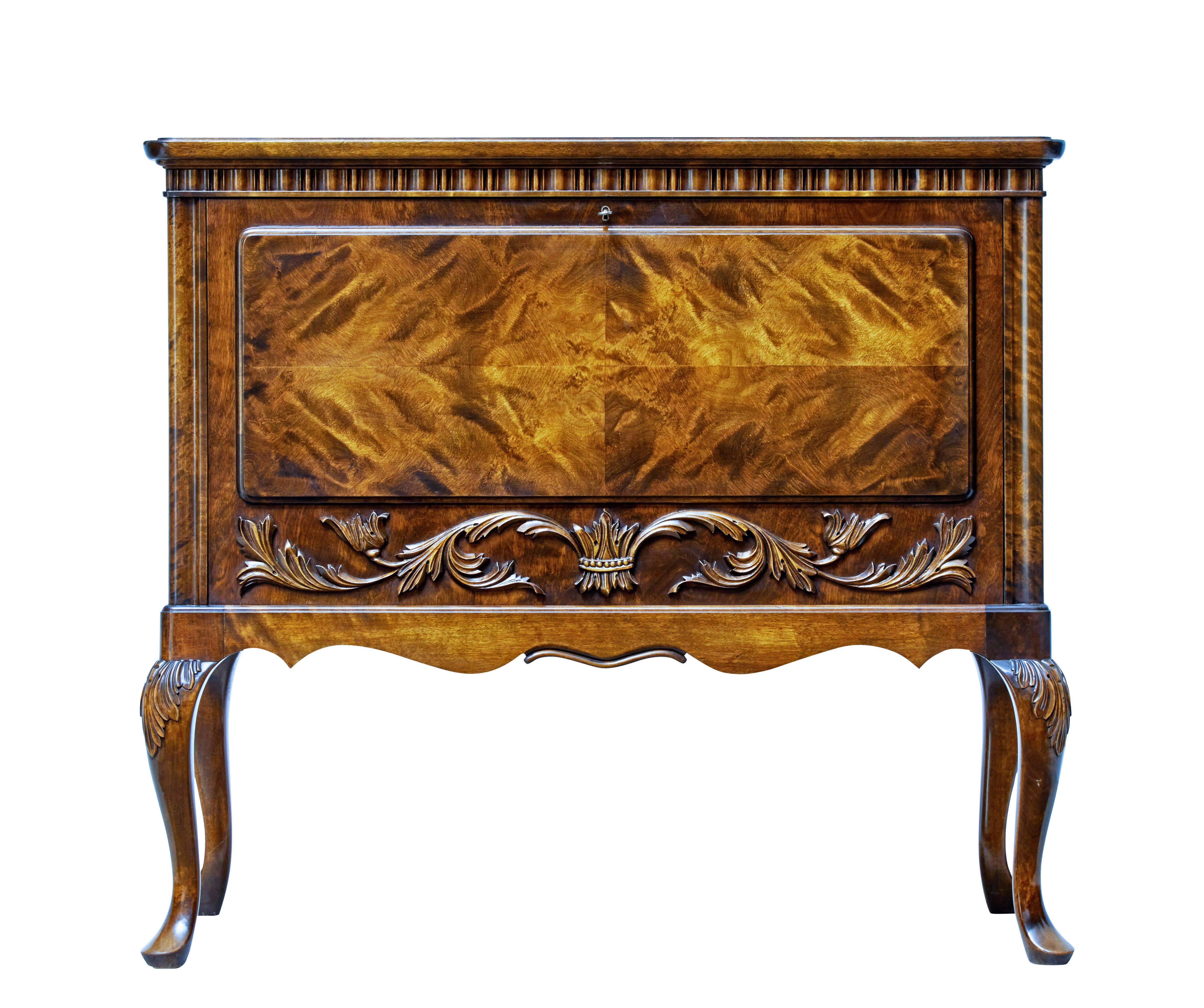 Coffret à couverts de grande qualité par le célèbre fabricant suédois Bodafors, circa 1950.

Panneau de placage en quart de cercle sur la face avant, sous lequel sont appliqués des guirlandes et des feuillages sculptés.

Elle repose sur quatre pieds