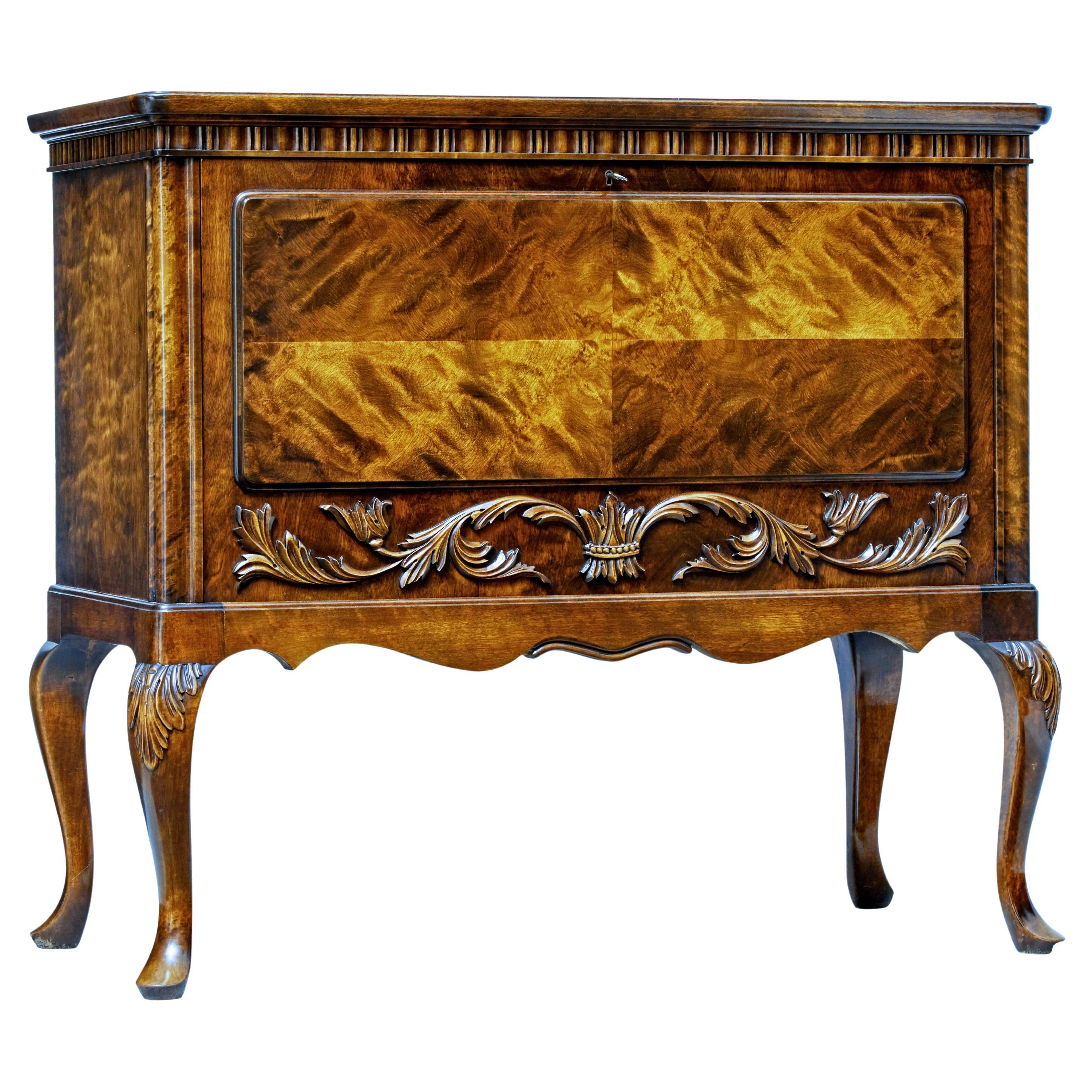 Carved Comò e cassettiere