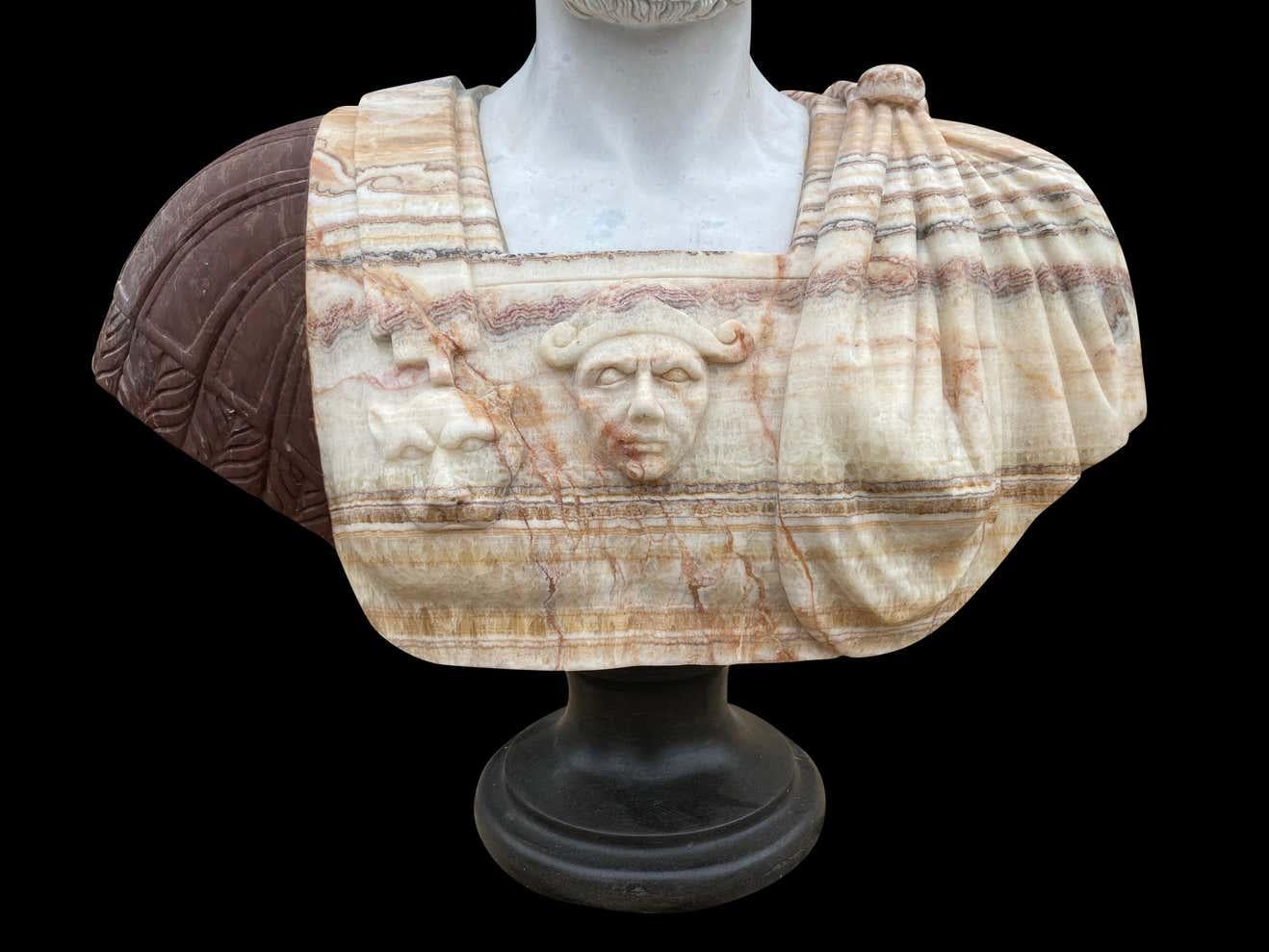Handgeschnitzte römische Büste des 20. Jahrhunderts aus weißem Carrara- und afrikanischem Onyxmarmor im Angebot 7