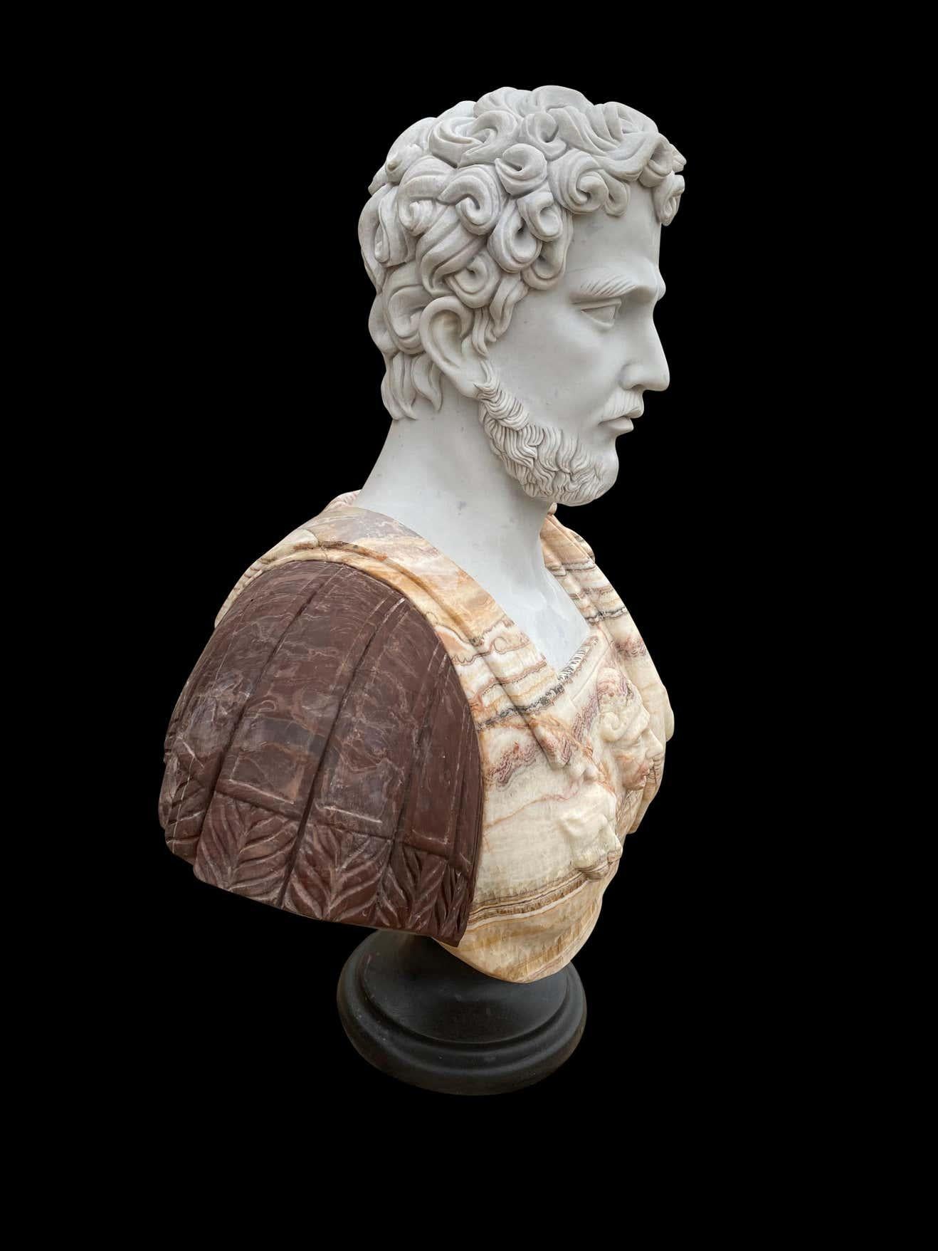 Handgeschnitzte römische Büste des 20. Jahrhunderts aus weißem Carrara- und afrikanischem Onyxmarmor (Marmor) im Angebot