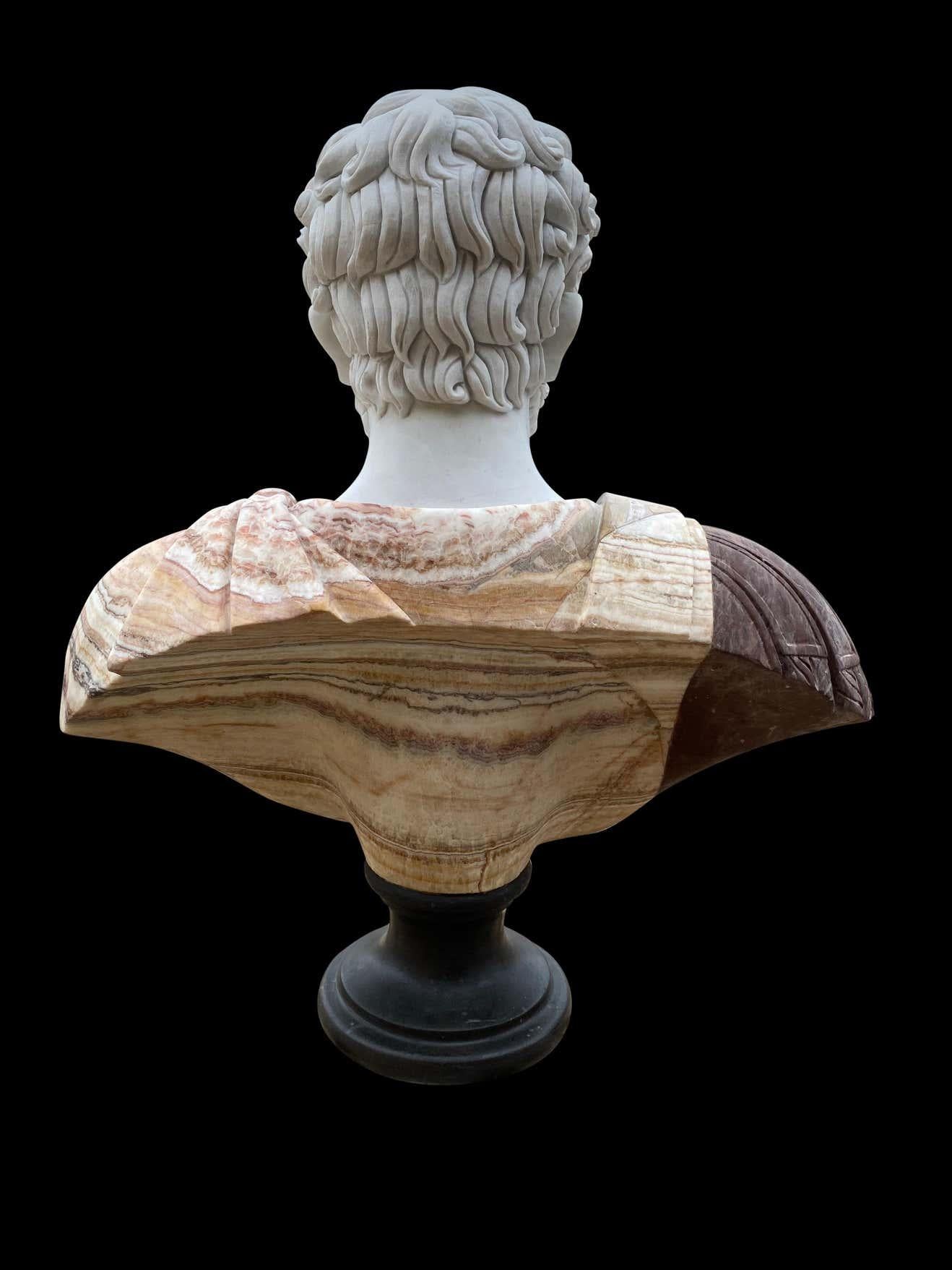 Buste romain sculpté à la main en marbre blanc de Carrare et onyx africain du 20e siècle en vente 1