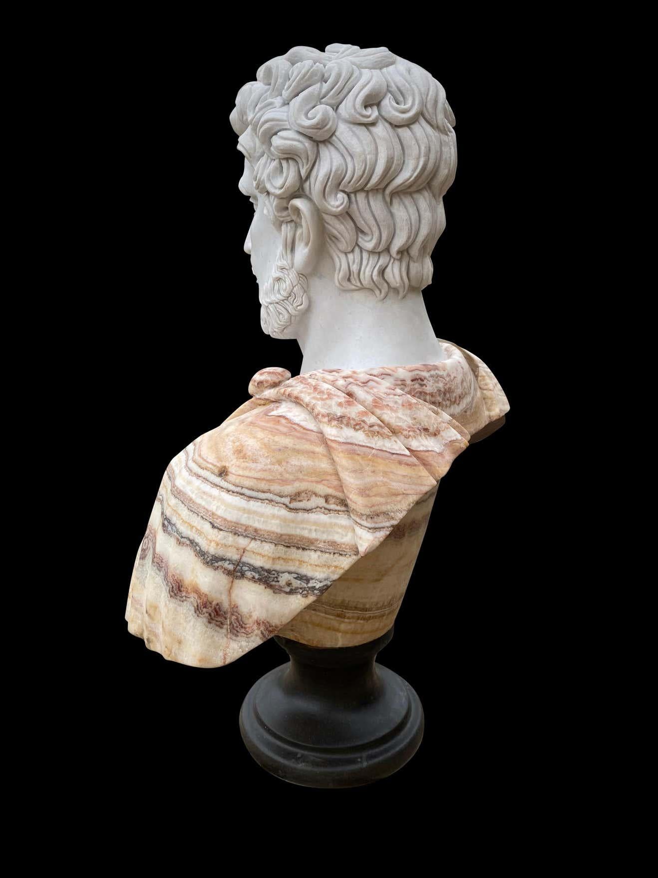 Buste romain sculpté à la main en marbre blanc de Carrare et onyx africain du 20e siècle en vente 2