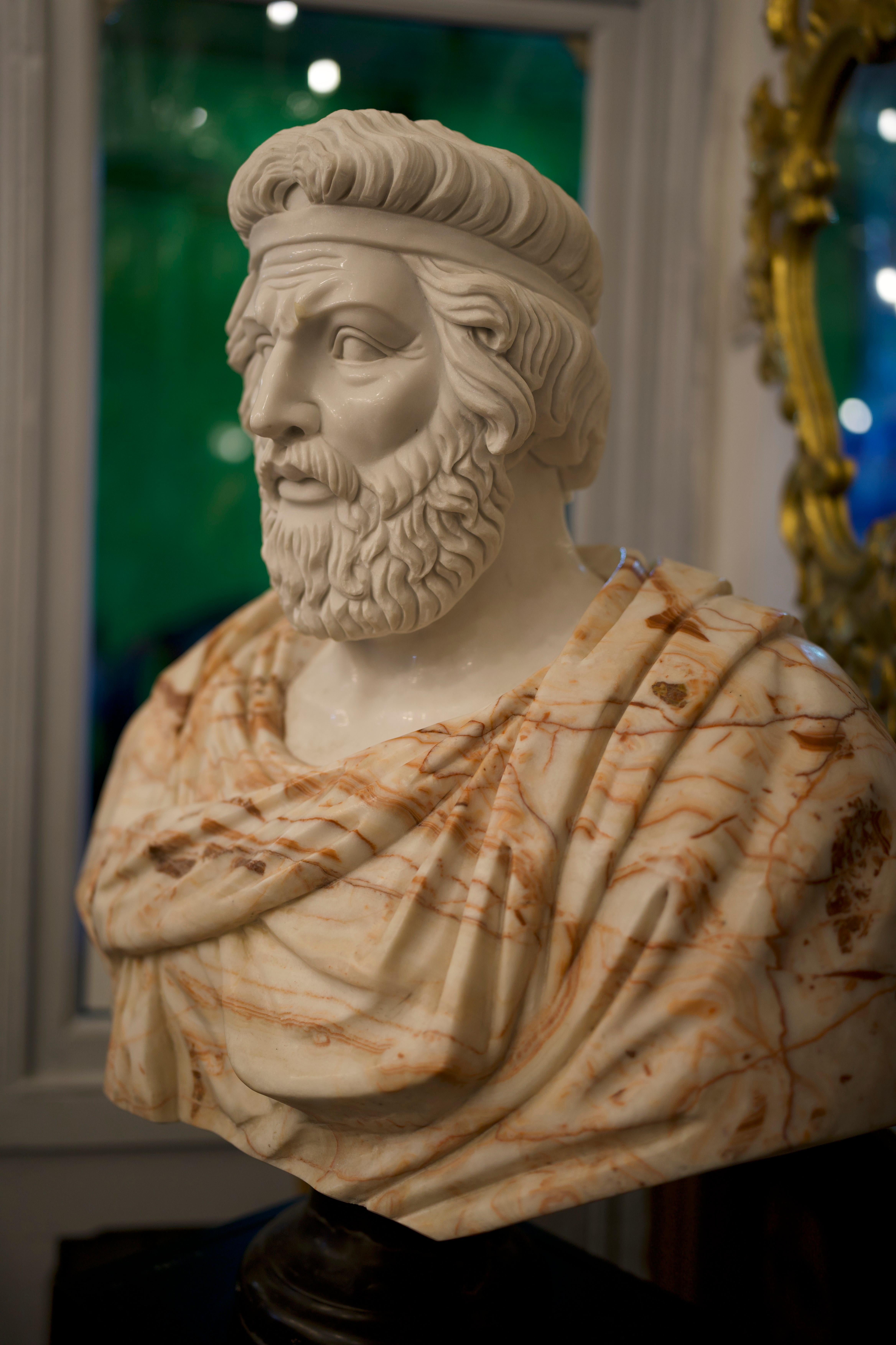 20ième siècle Buste romain du 20ème siècle sculpté à la main en marbre blanc de Carrare et rouge d'Alicante en vente