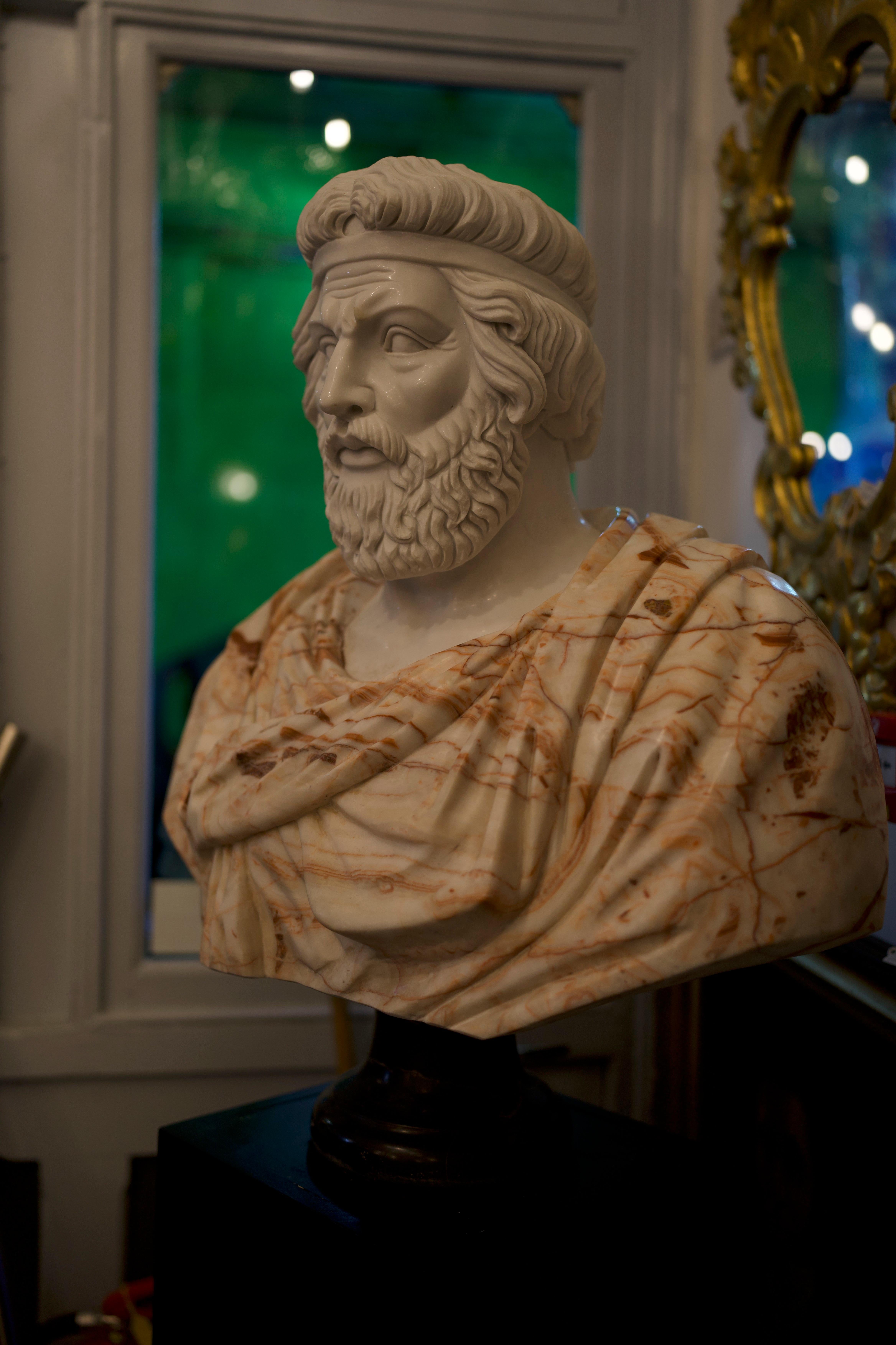 20th Century Bust of Roman Hand Carved in Carrara White and Alicante Red Marble For Sale 5