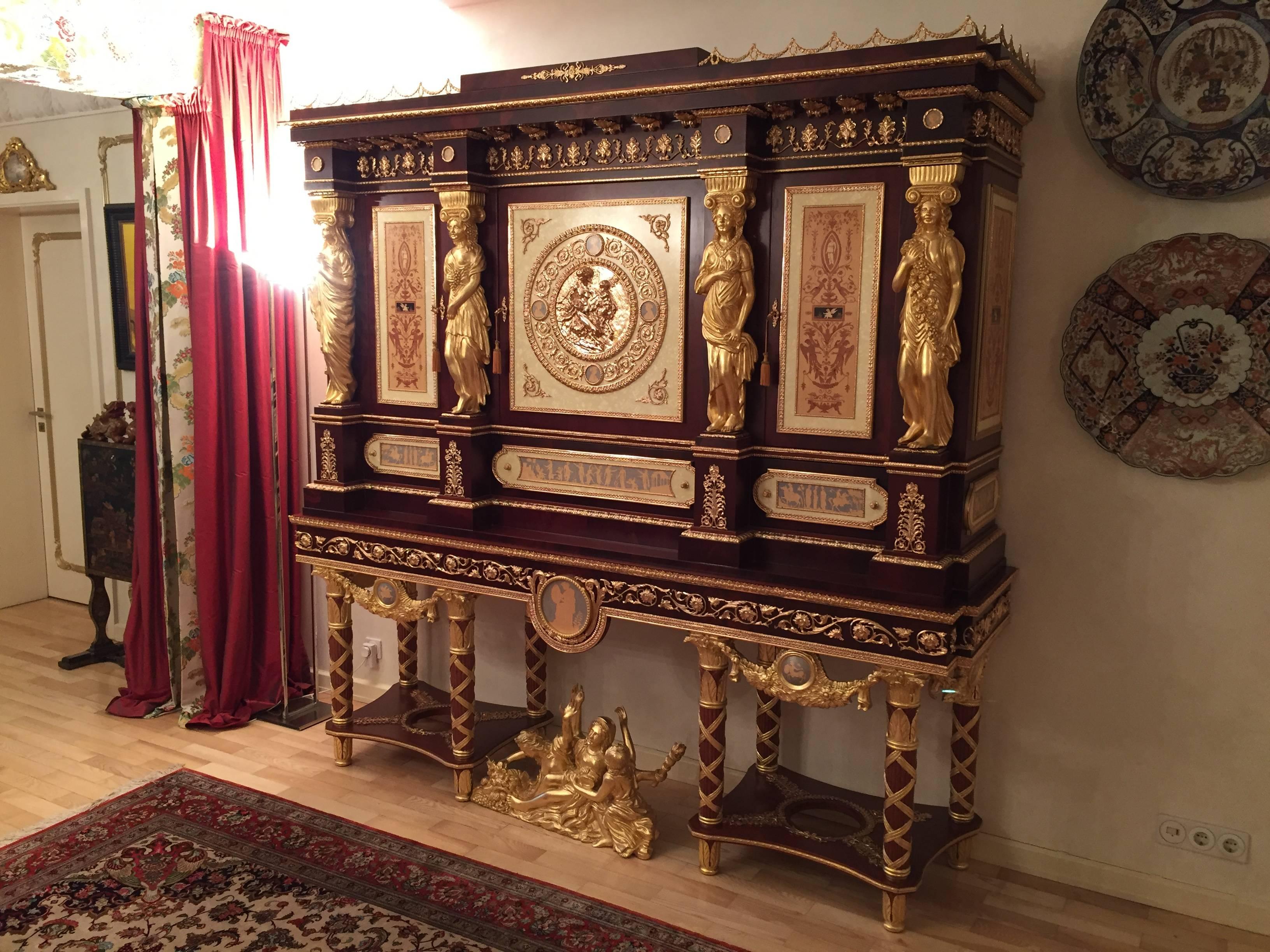 Serre-Bijoux-Kabinett von Marie Antoinette, 20. Jahrhundert. Dieser prächtige Schrank wurde nach dem Versailler 