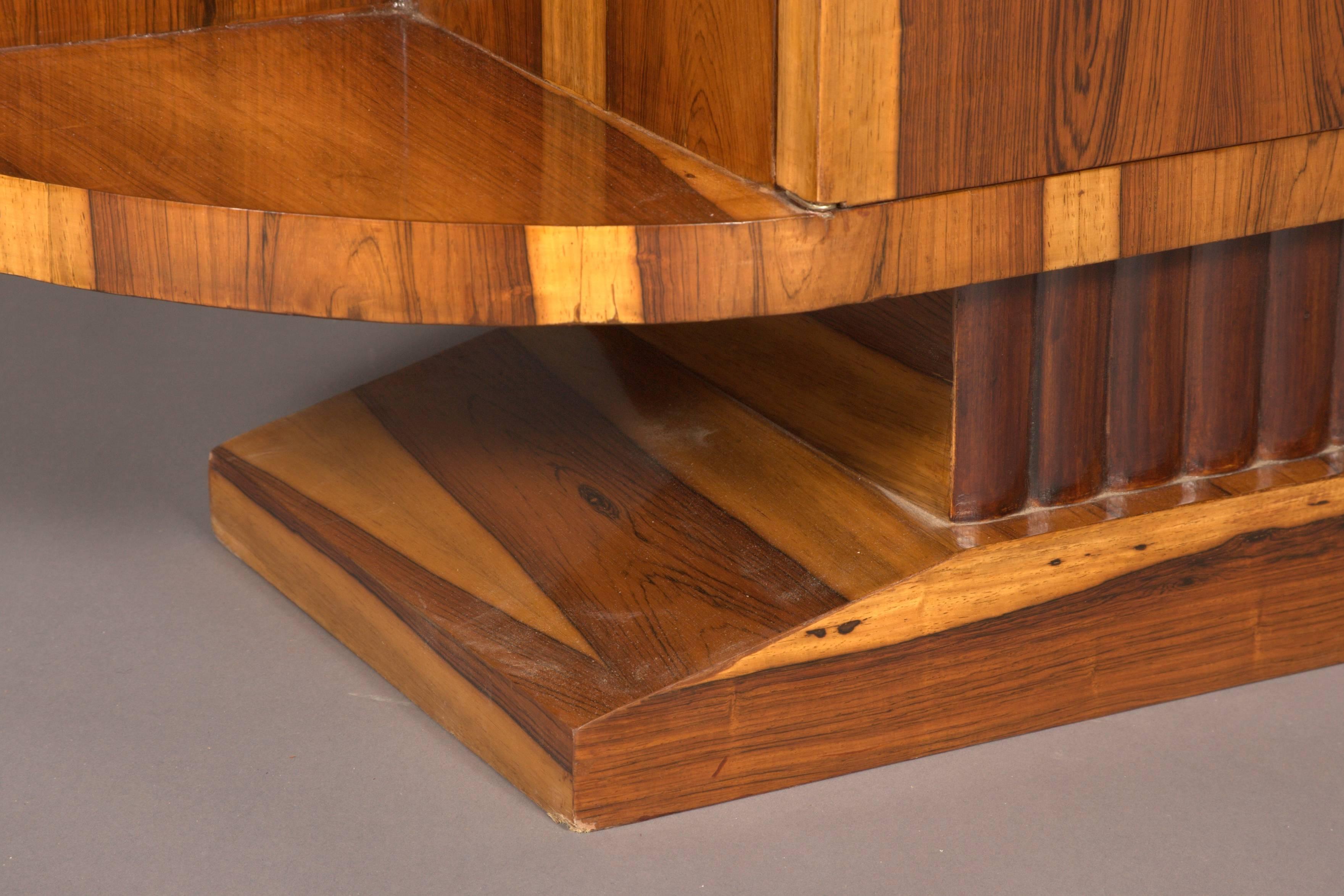 20. Jahrhundert, Schrank im Art-Déco-Stil, helles und dunkles Palisanderfurnier (Holz) im Angebot