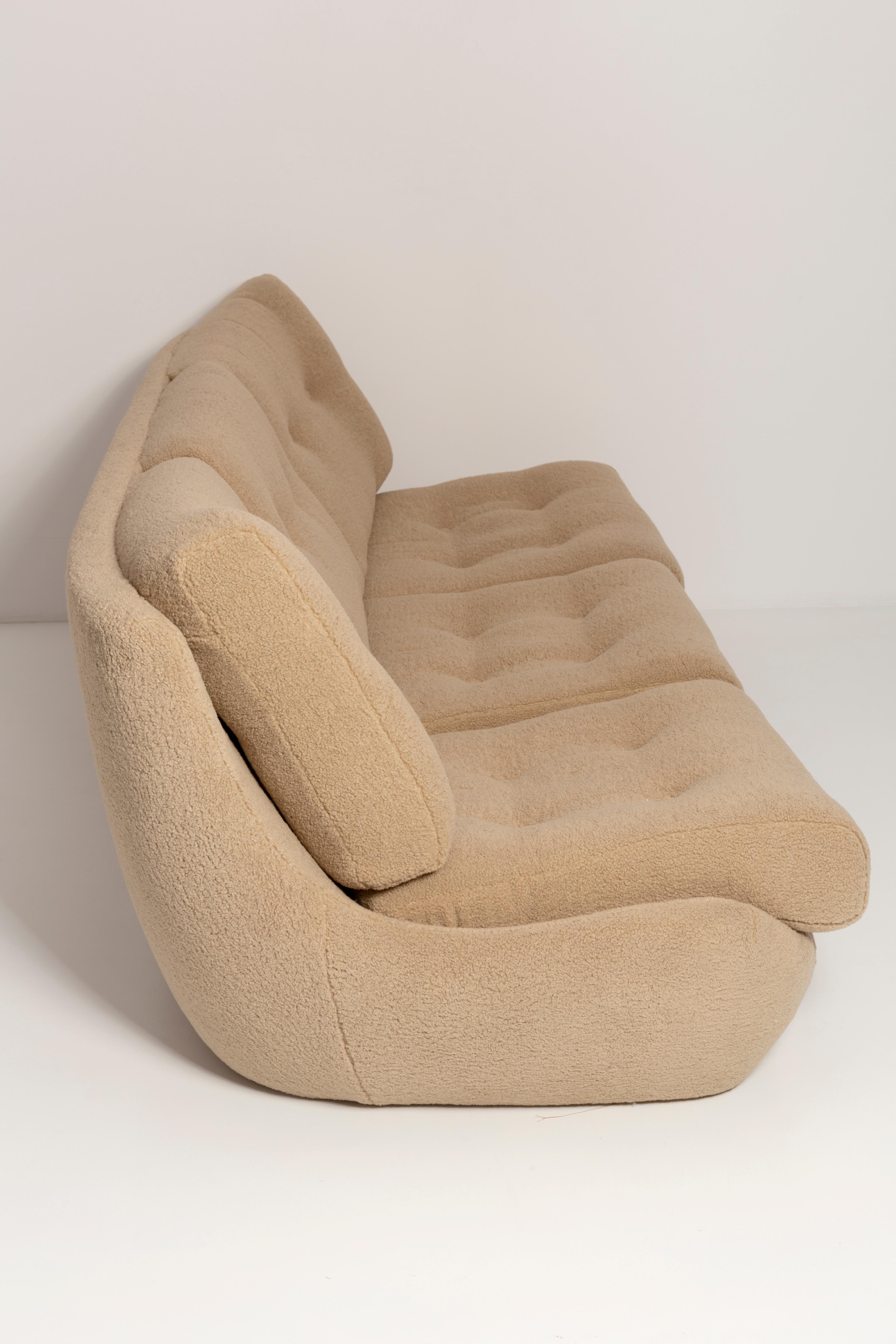 Ensemble de canapés et fauteuils Atlantis en bouclette de camel du 20ème siècle, Europe, années 1960 Excellent état - En vente à 05-080 Hornowek, PL