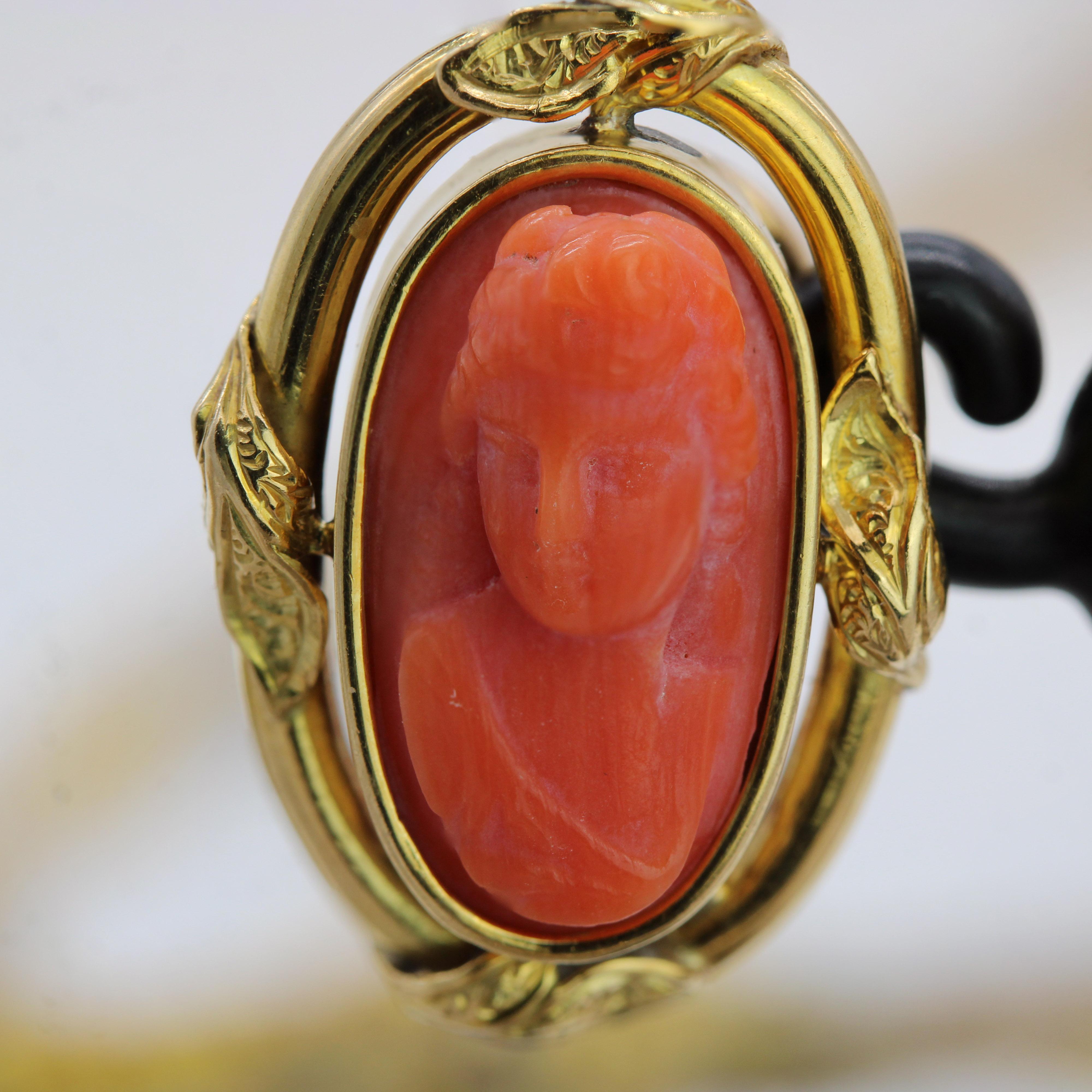 Pendientes de clip de oro amarillo de 18 quilates con coral camafeo del siglo XX en venta 4