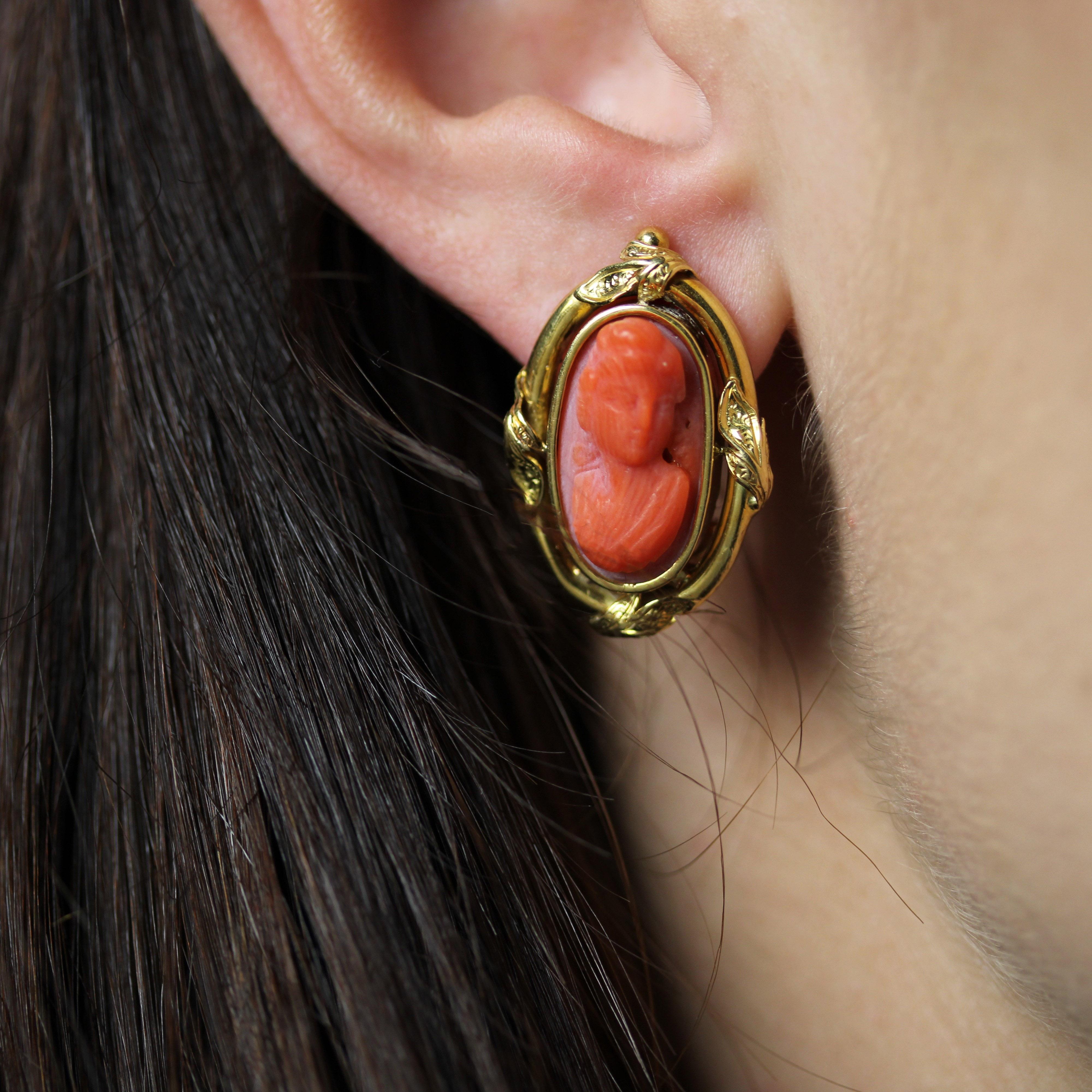 Pendientes de clip de oro amarillo de 18 quilates con coral camafeo del siglo XX en venta 5
