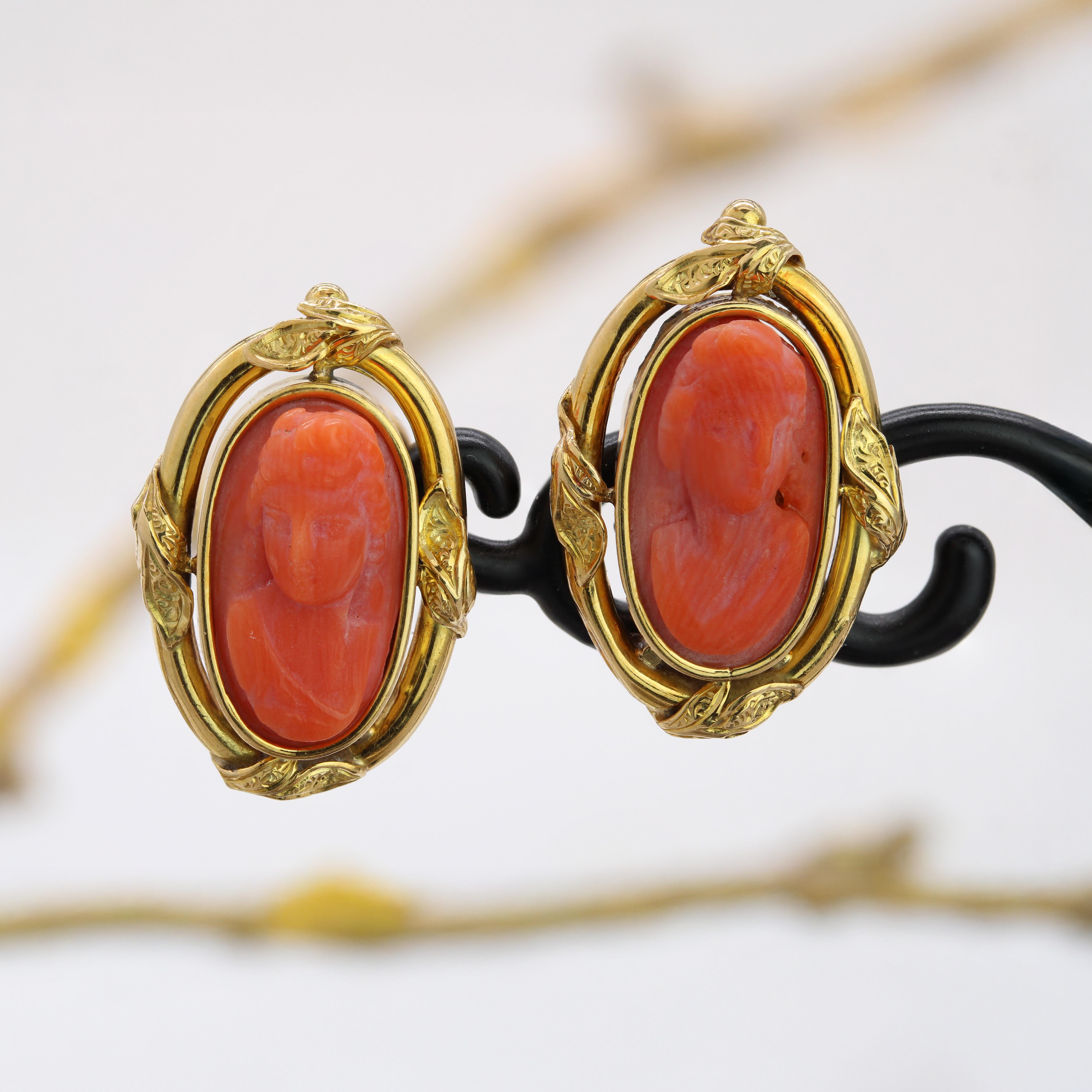 Pendientes de clip de oro amarillo de 18 quilates con coral camafeo del siglo XX Belle Époque en venta