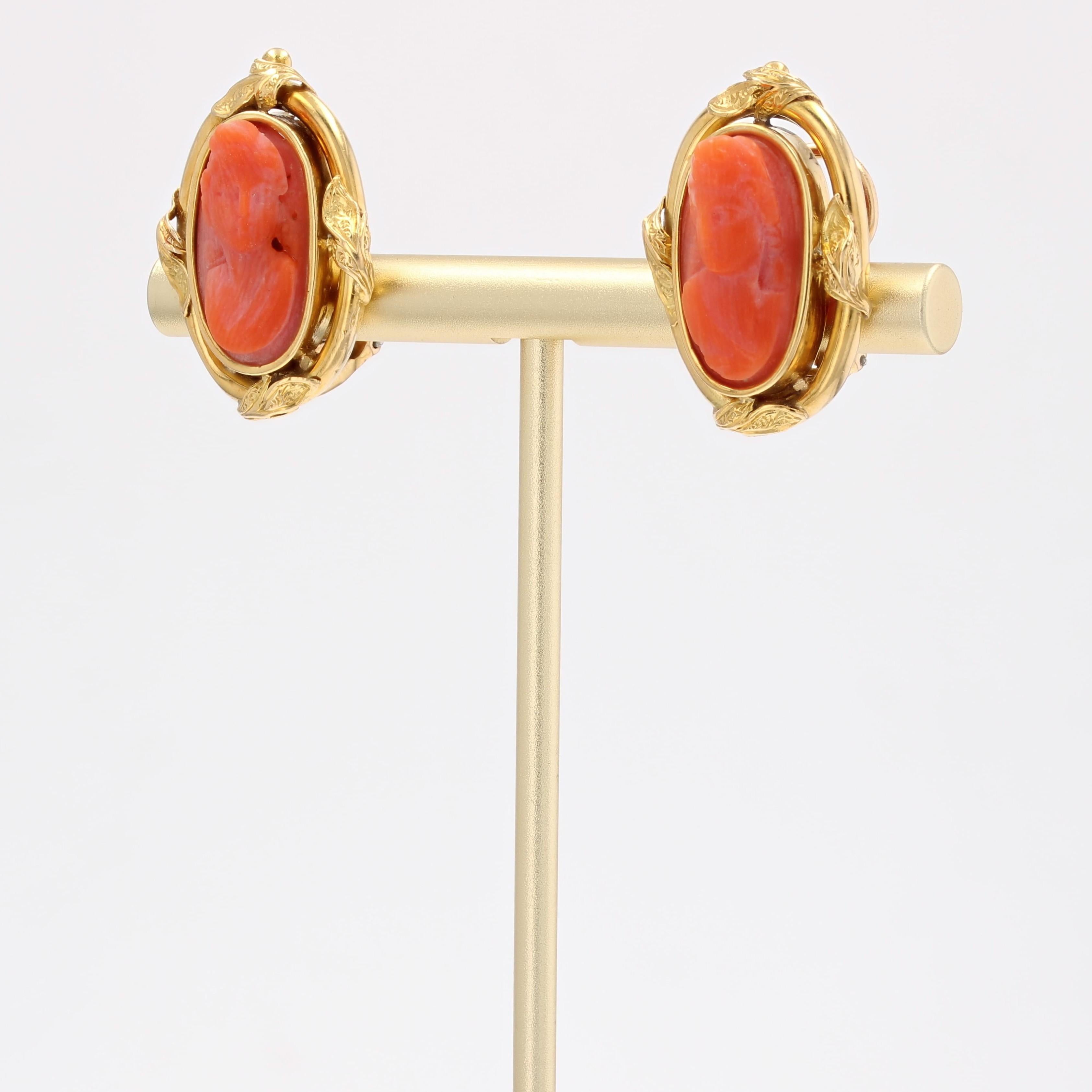 Pendientes de clip de oro amarillo de 18 quilates con coral camafeo del siglo XX Corte oval en venta