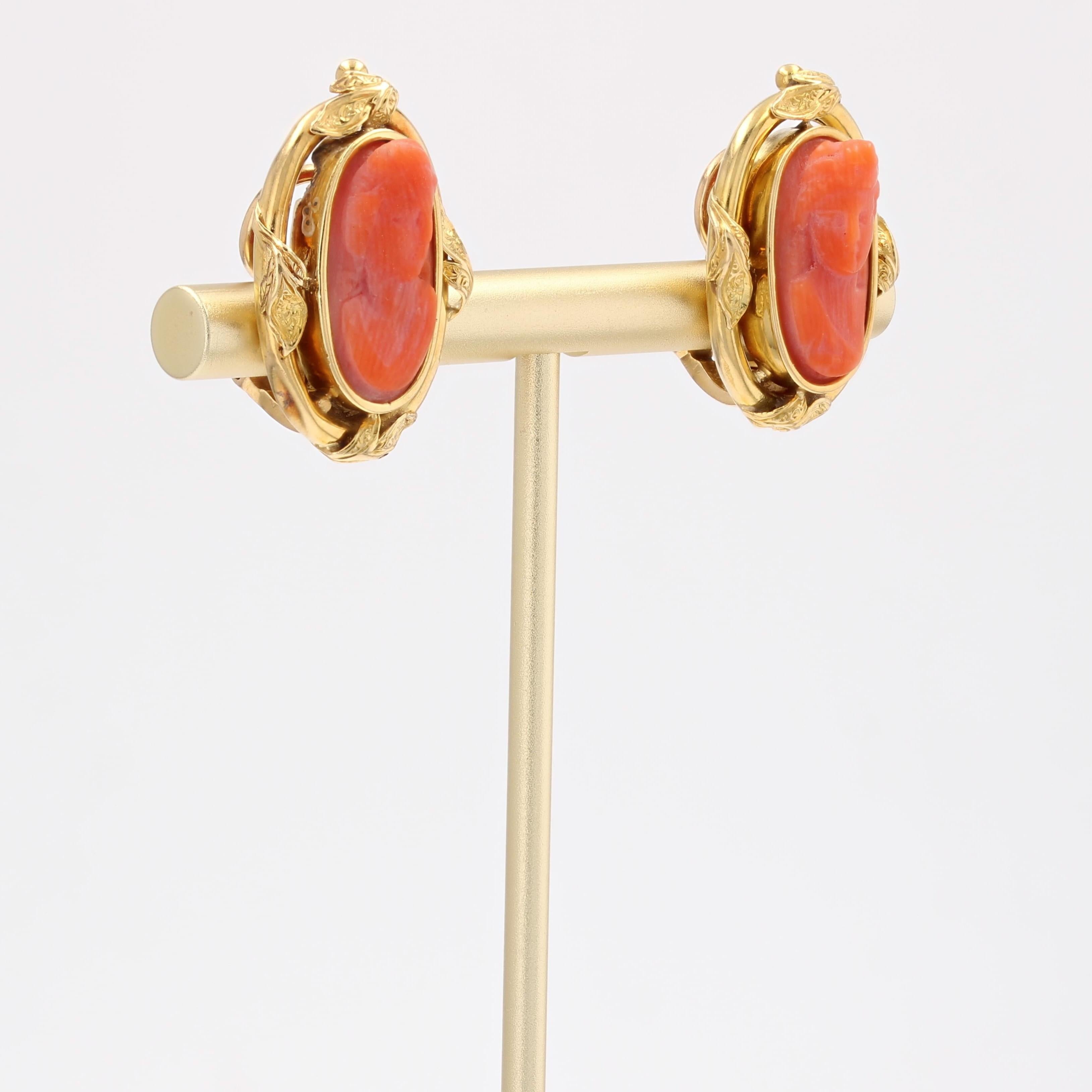 Pendientes de clip de oro amarillo de 18 quilates con coral camafeo del siglo XX en Bueno estado para la venta en Poitiers, FR