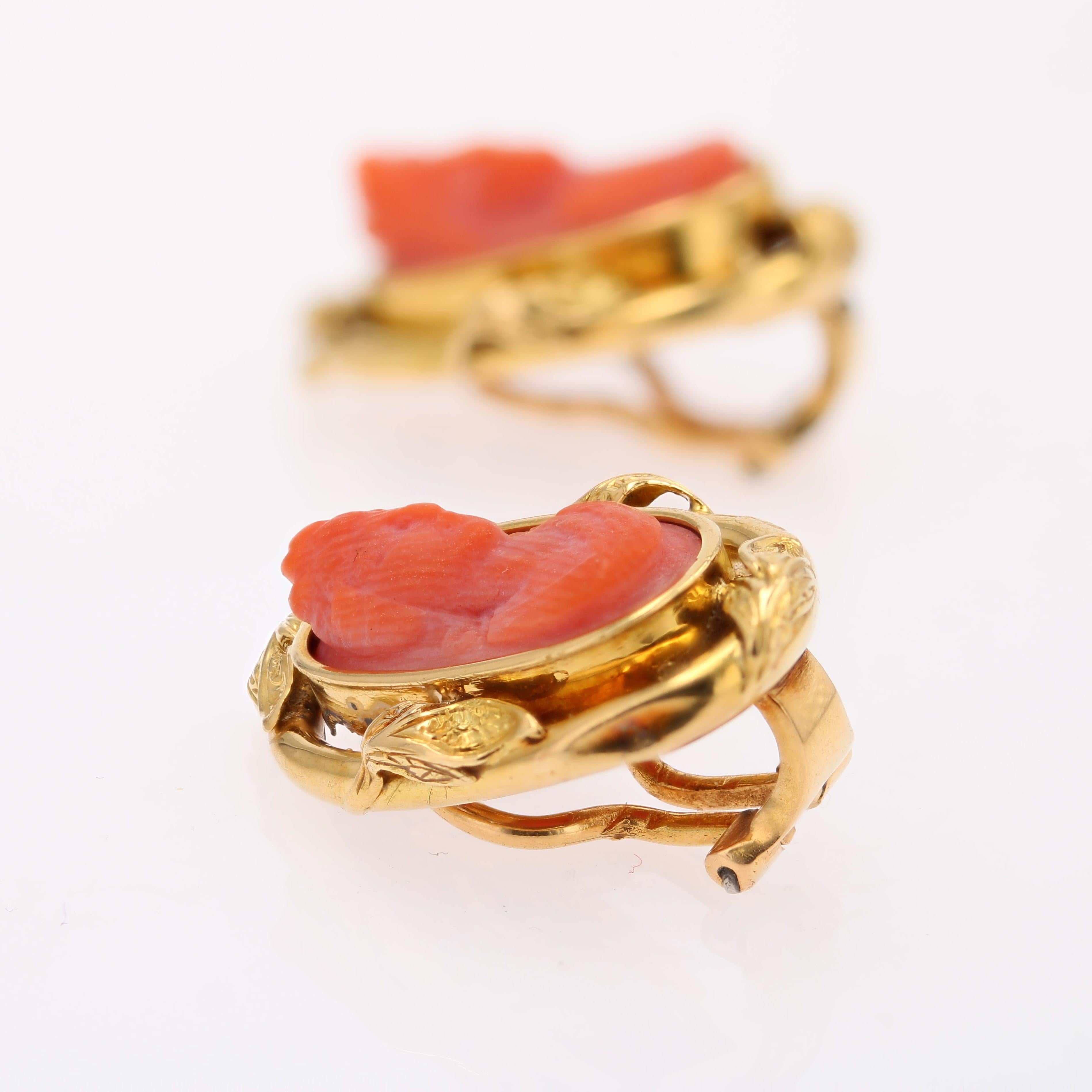 Pendientes de clip de oro amarillo de 18 quilates con coral camafeo del siglo XX en venta 2