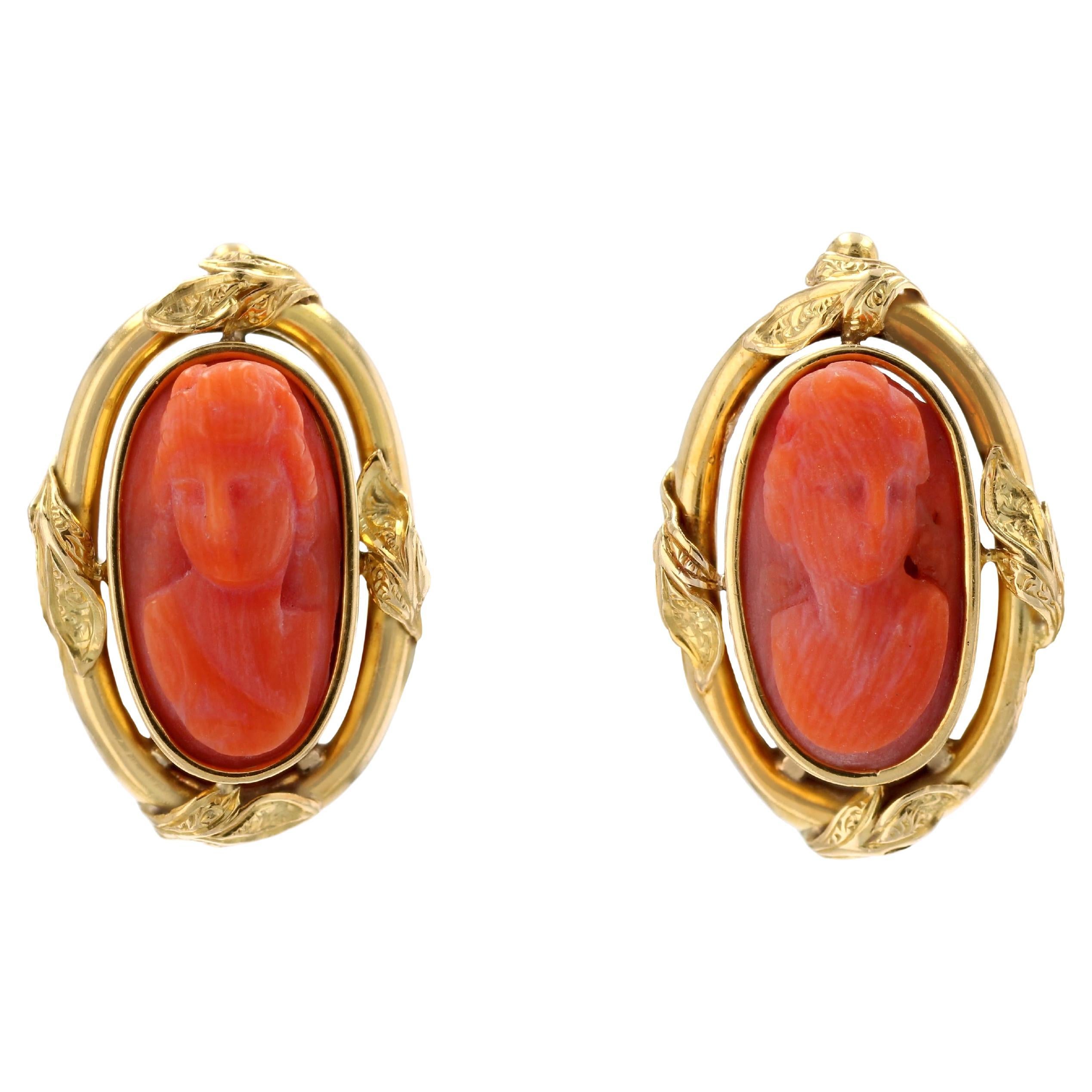 Orecchini a clip in oro giallo 18 carati con cammeo di corallo del XX secolo