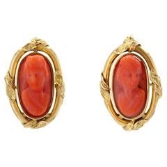 Orecchini a clip in oro giallo 18 carati con cammeo di corallo del XX secolo