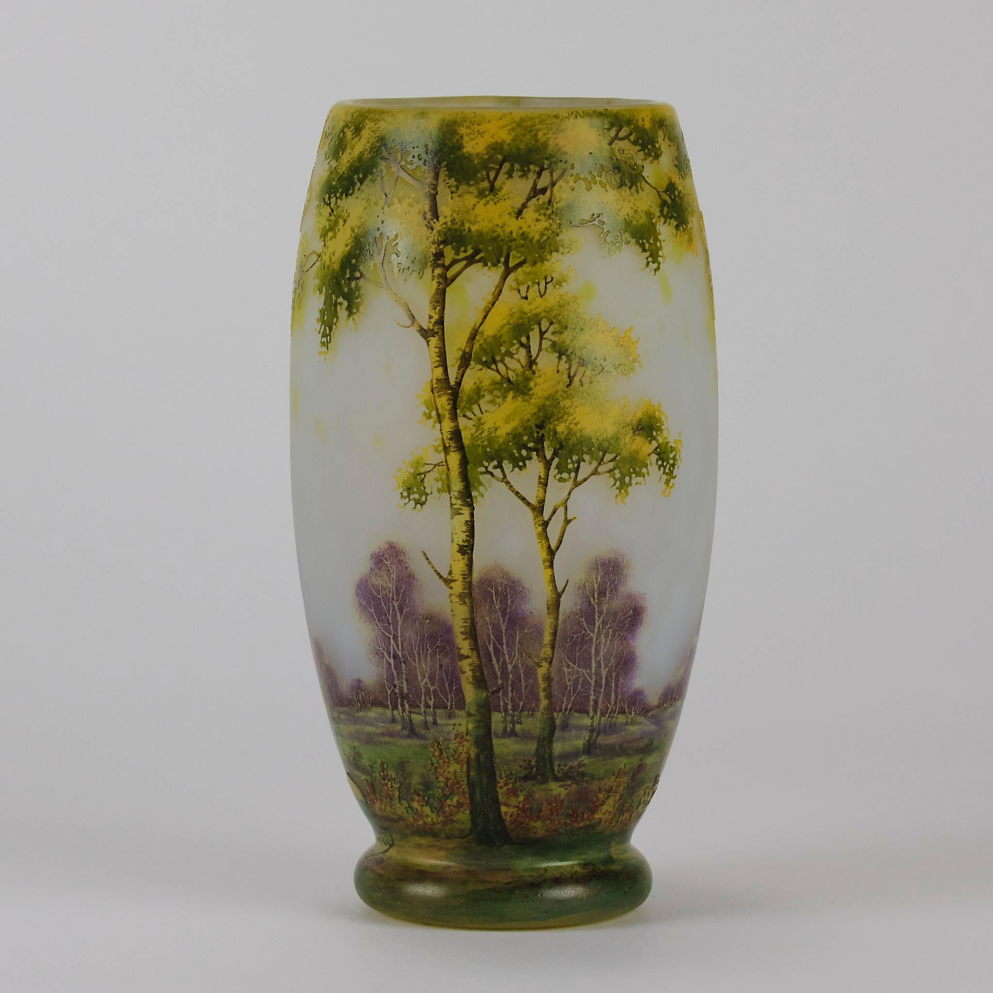 Émaillé Vase de paysage en verre camée du XXe siècle intitulé « Paysage d'été » par Daum en vente