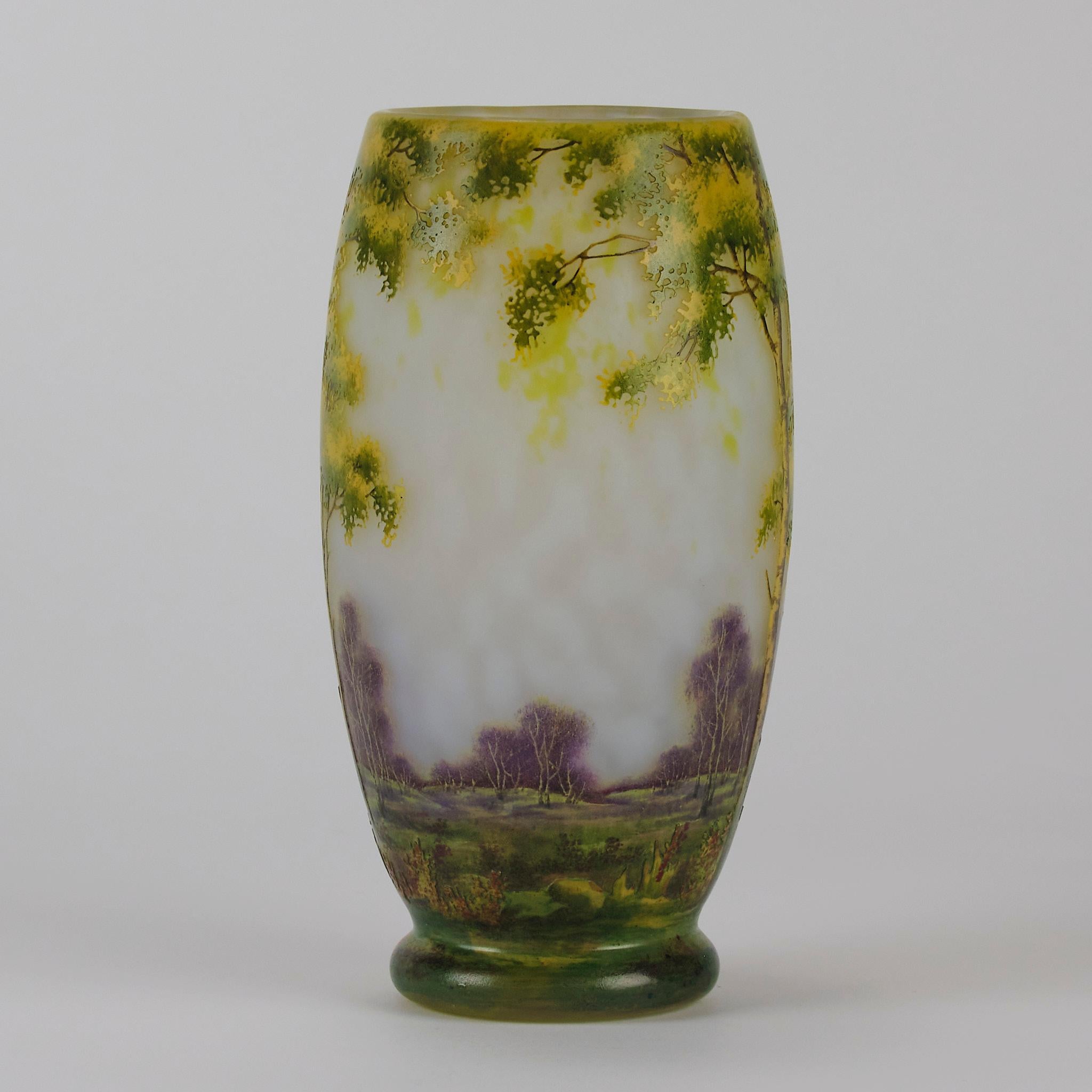 20ième siècle Vase de paysage en verre camée du XXe siècle intitulé « Paysage d'été » par Daum en vente