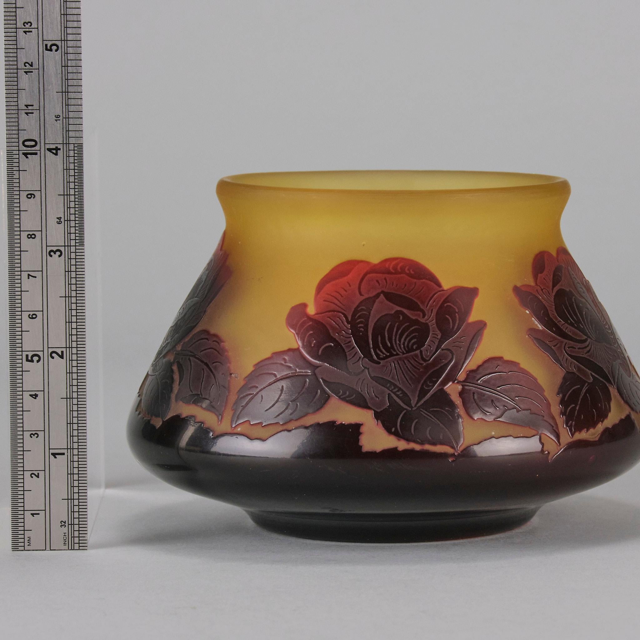 Vase en verre camée du XXe siècle intitulé « Bol à fleurs » par Paul Nicolas en vente 2