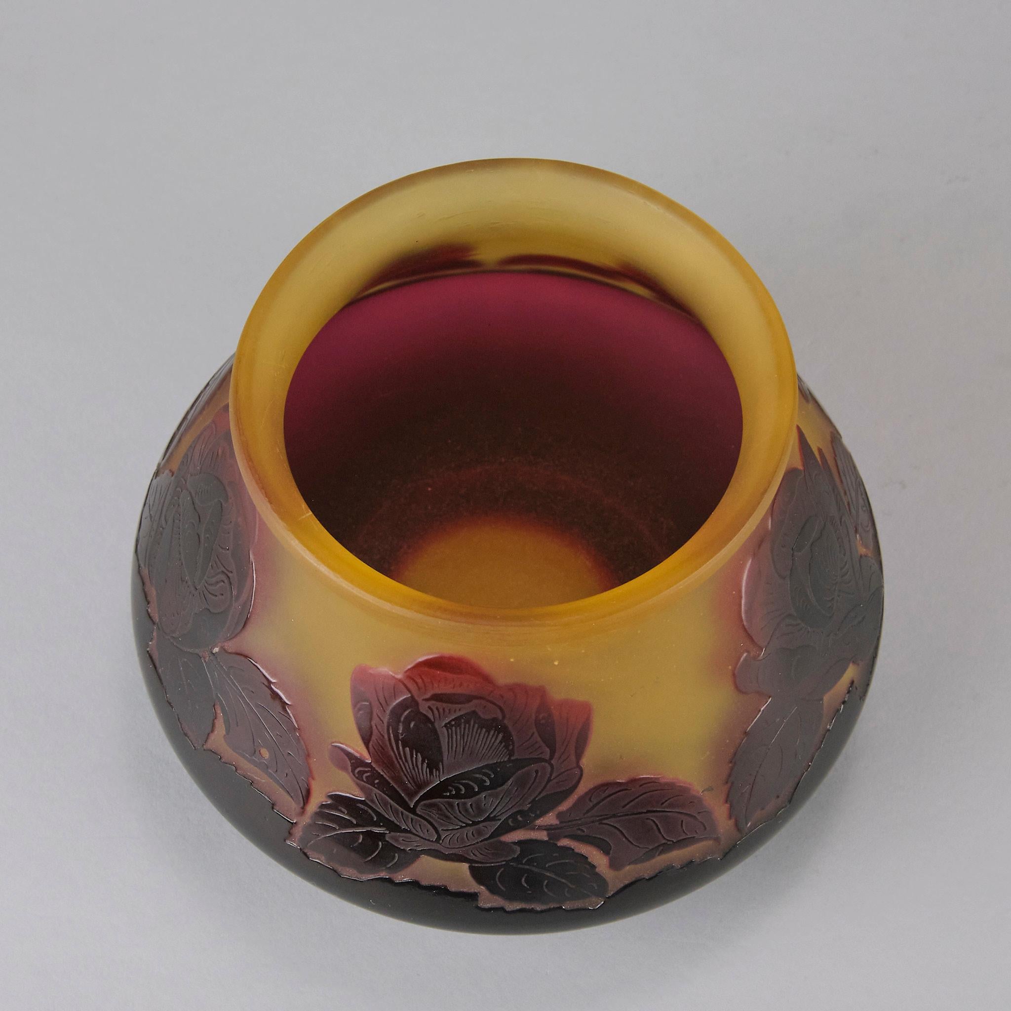 Vase en verre camée du XXe siècle intitulé « Bol à fleurs » par Paul Nicolas en vente 3