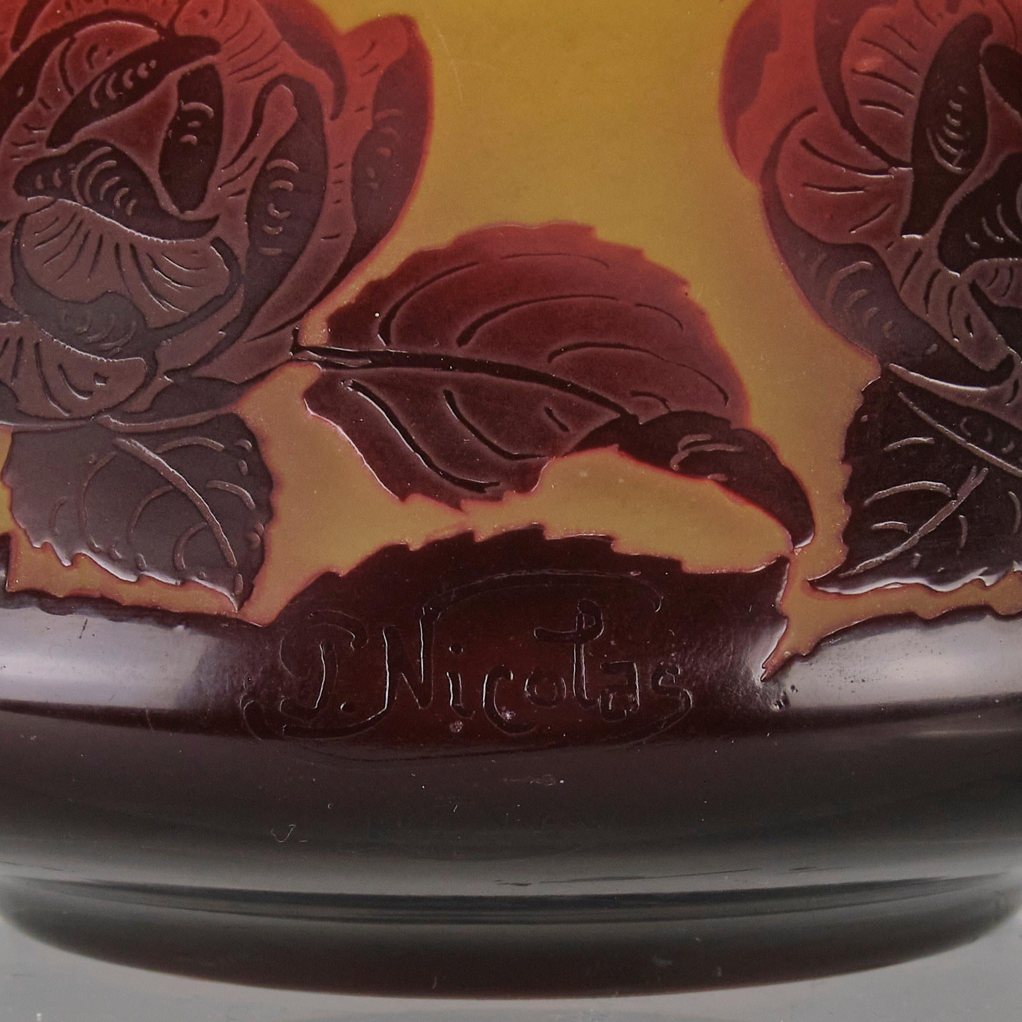 Vase en verre camée du XXe siècle intitulé « Bol à fleurs » par Paul Nicolas en vente 5