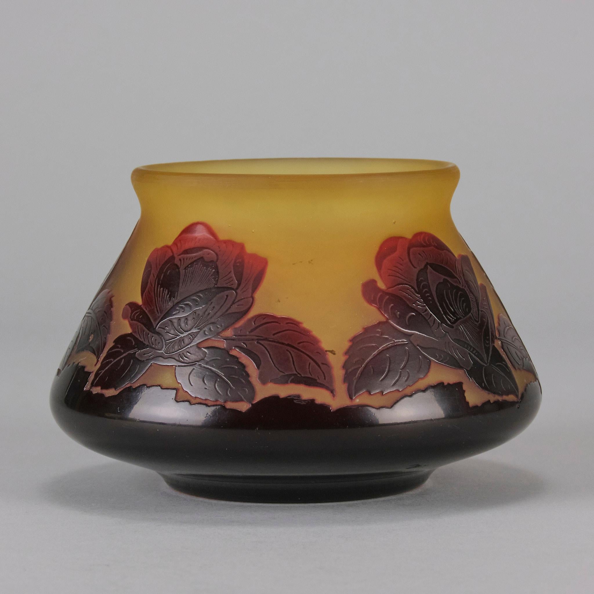 Art nouveau Vase en verre camée du XXe siècle intitulé « Bol à fleurs » par Paul Nicolas en vente
