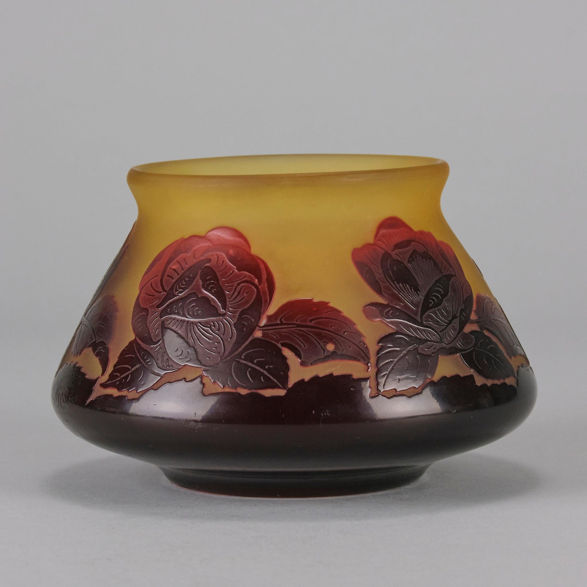 Buriné Vase en verre camée du XXe siècle intitulé « Bol à fleurs » par Paul Nicolas en vente