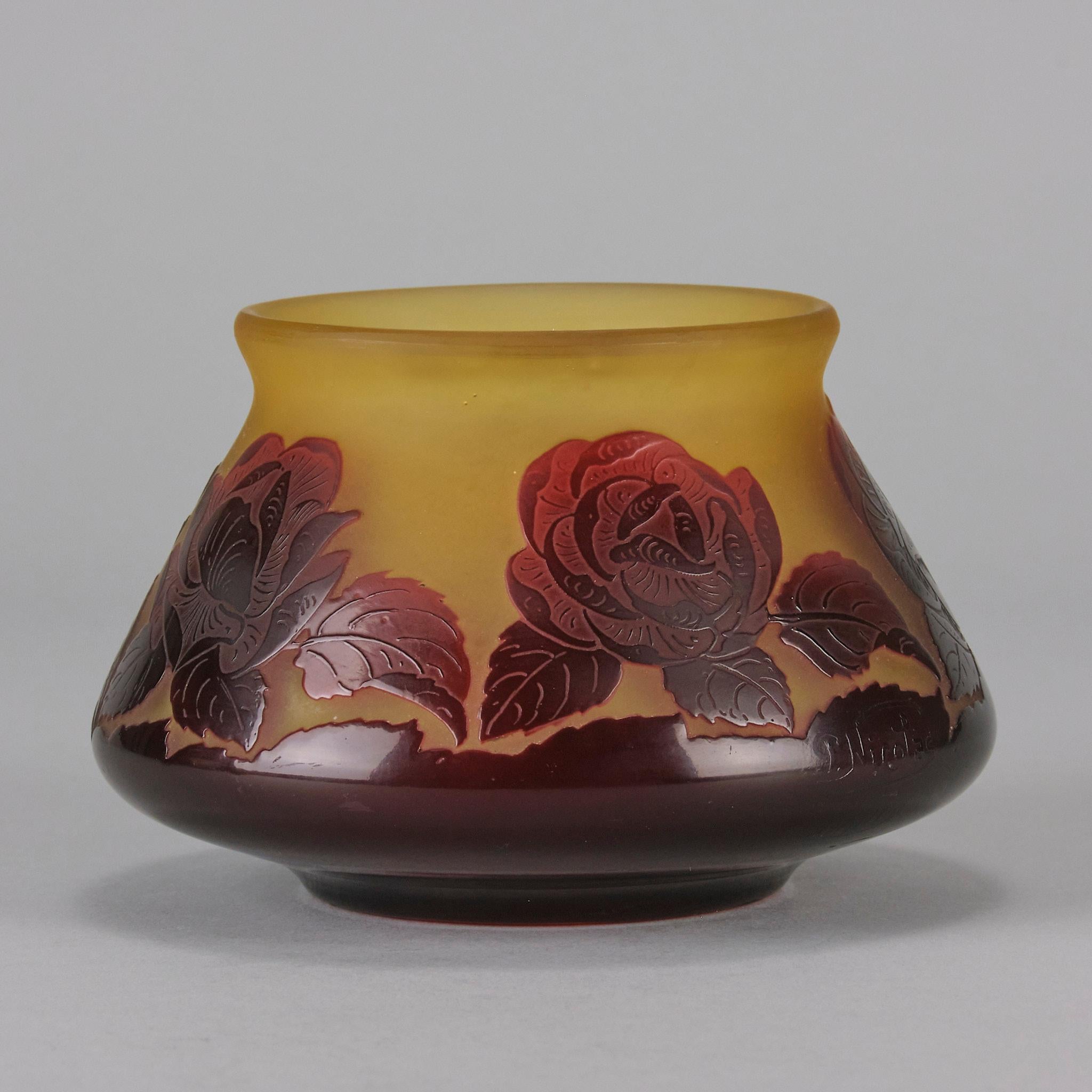 20ième siècle Vase en verre camée du XXe siècle intitulé « Bol à fleurs » par Paul Nicolas en vente