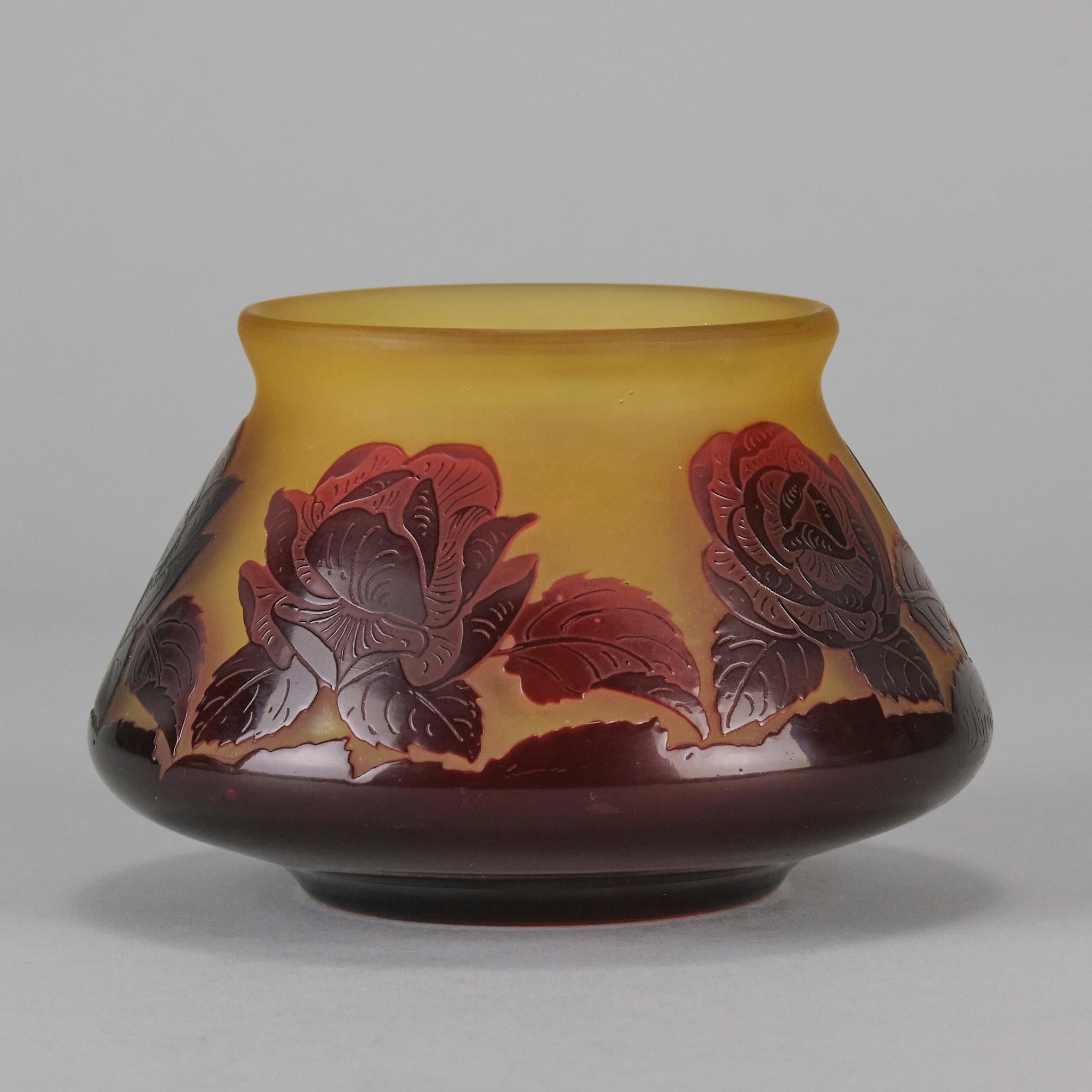 Verre Vase en verre camée du XXe siècle intitulé « Bol à fleurs » par Paul Nicolas en vente