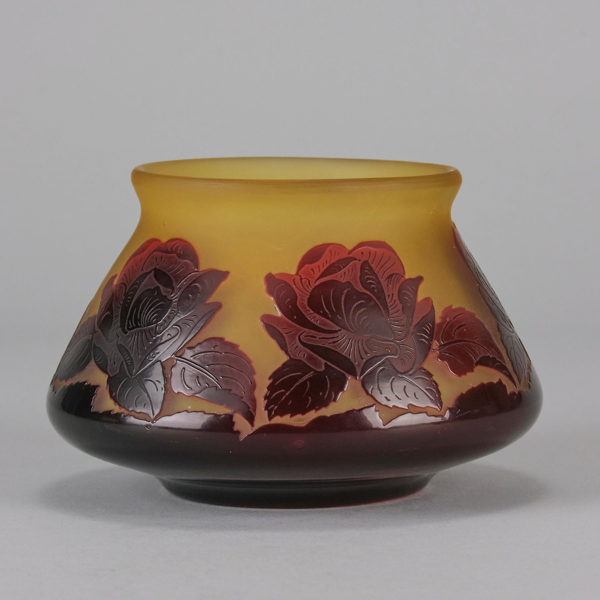 Vase en verre camée du XXe siècle intitulé « Bol à fleurs » par Paul Nicolas en vente 1