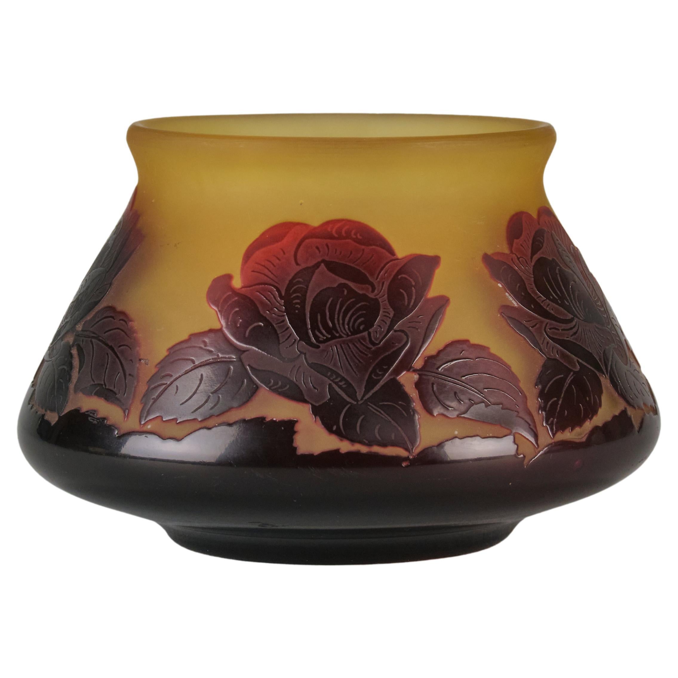 Vase en verre camée du XXe siècle intitulé « Bol à fleurs » par Paul Nicolas