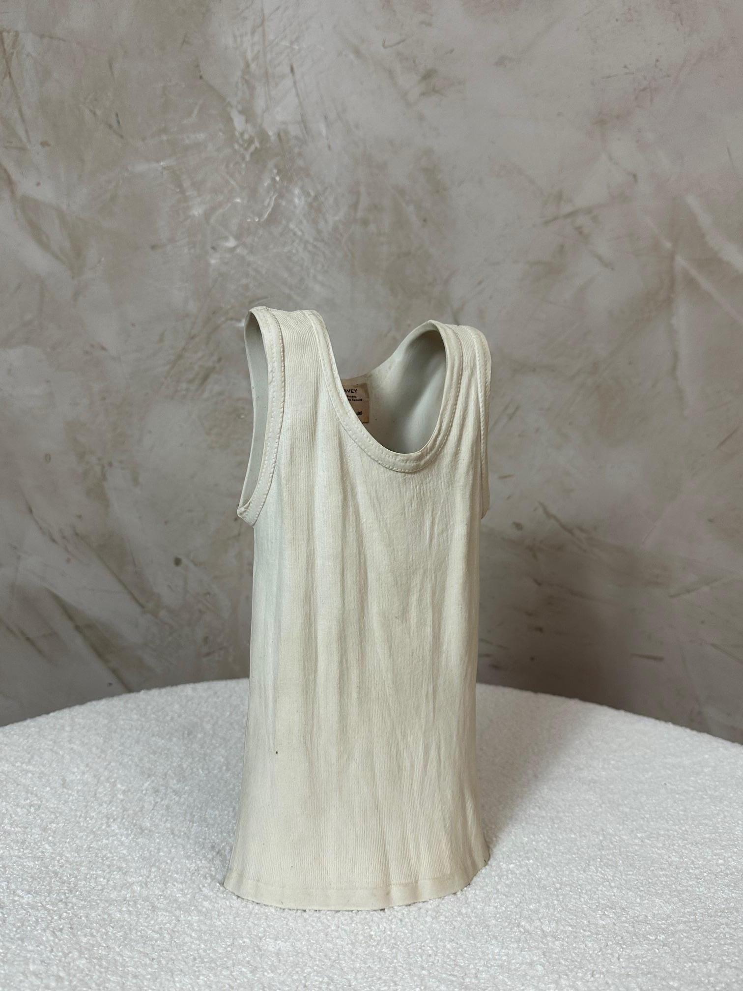 Raro e spiritoso pezzo di Michael Harvey, un artista contemporaneo della ceramica noto per il suo approccio giocoso e scultoreo alle forme quotidiane.
Questo vaso in porcellana biscuit, intitolato 