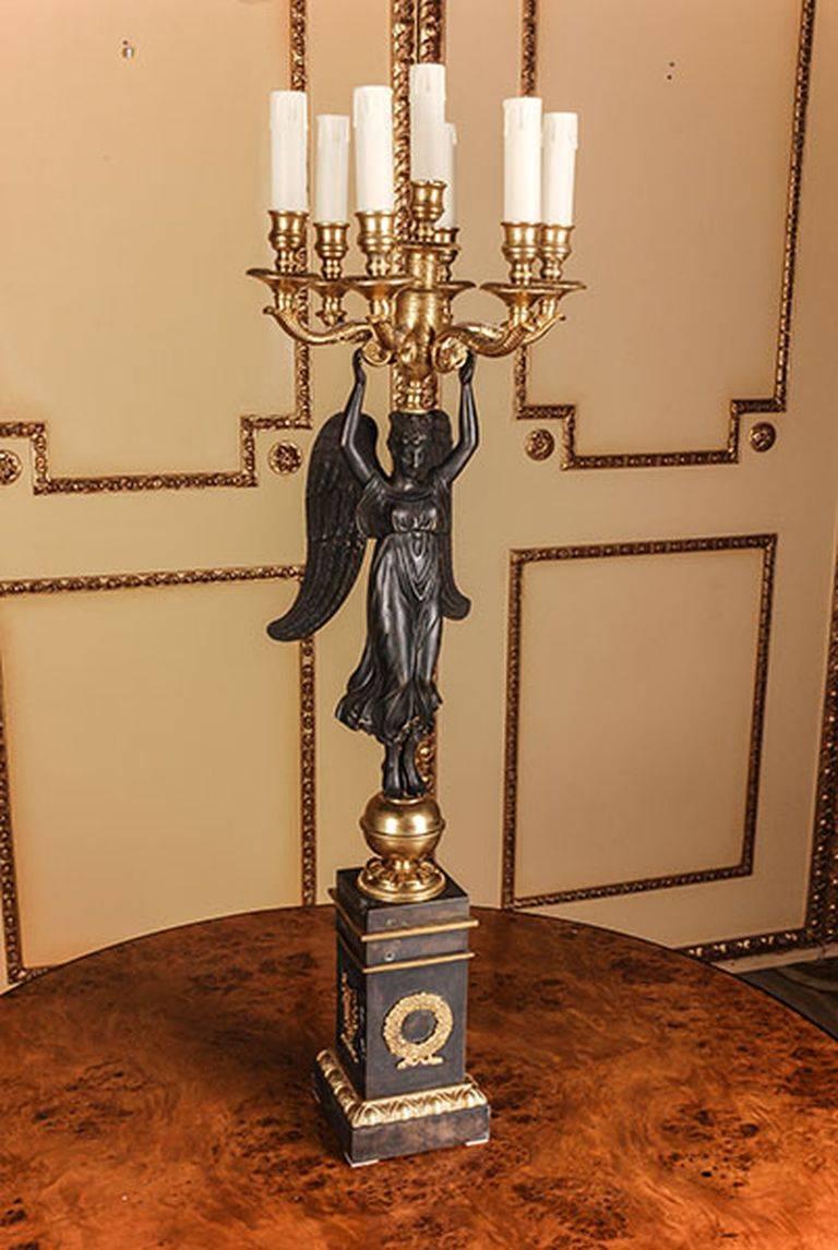Splendide candélabre princier d'après Pierre Philippe Thomire (1751-1843), bronze gravé et moulé d'une exceptionnelle finesse. Figurines conçues entièrement moulées (Victoria). Arbre formé de torches aériennes et manuelles avec 12 bras lumineux à